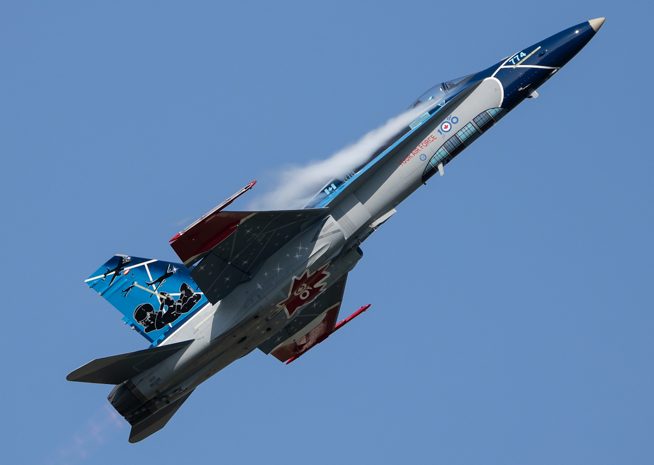Full size: Royal Canadian Air Force McDonnell Douglas CF-118 Hornet 188774 at Wittman Regional Airport