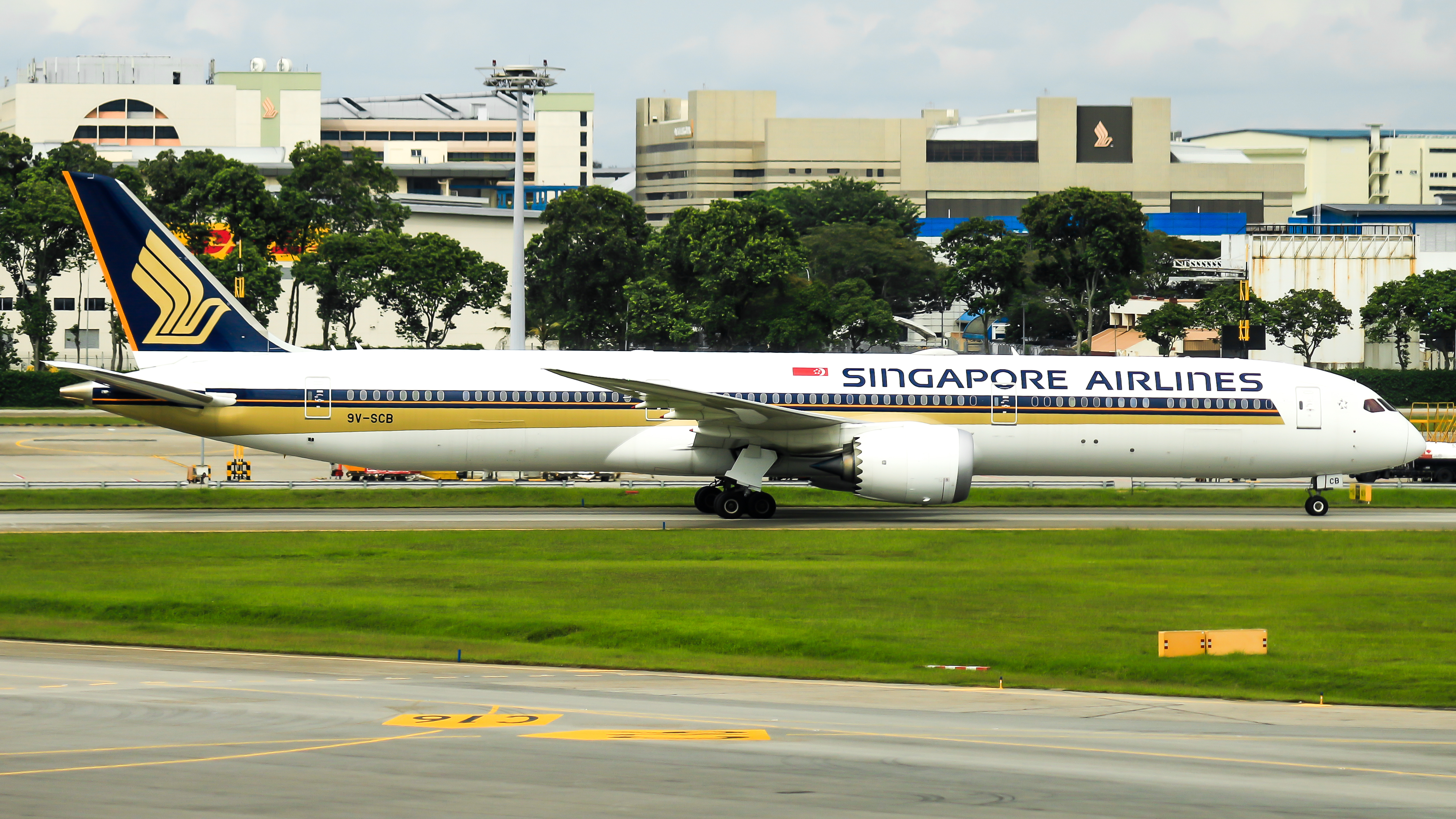 Full size: Singapore Airlines Boeing 787-10 9V-SCB at Singapore-Changi Airport
