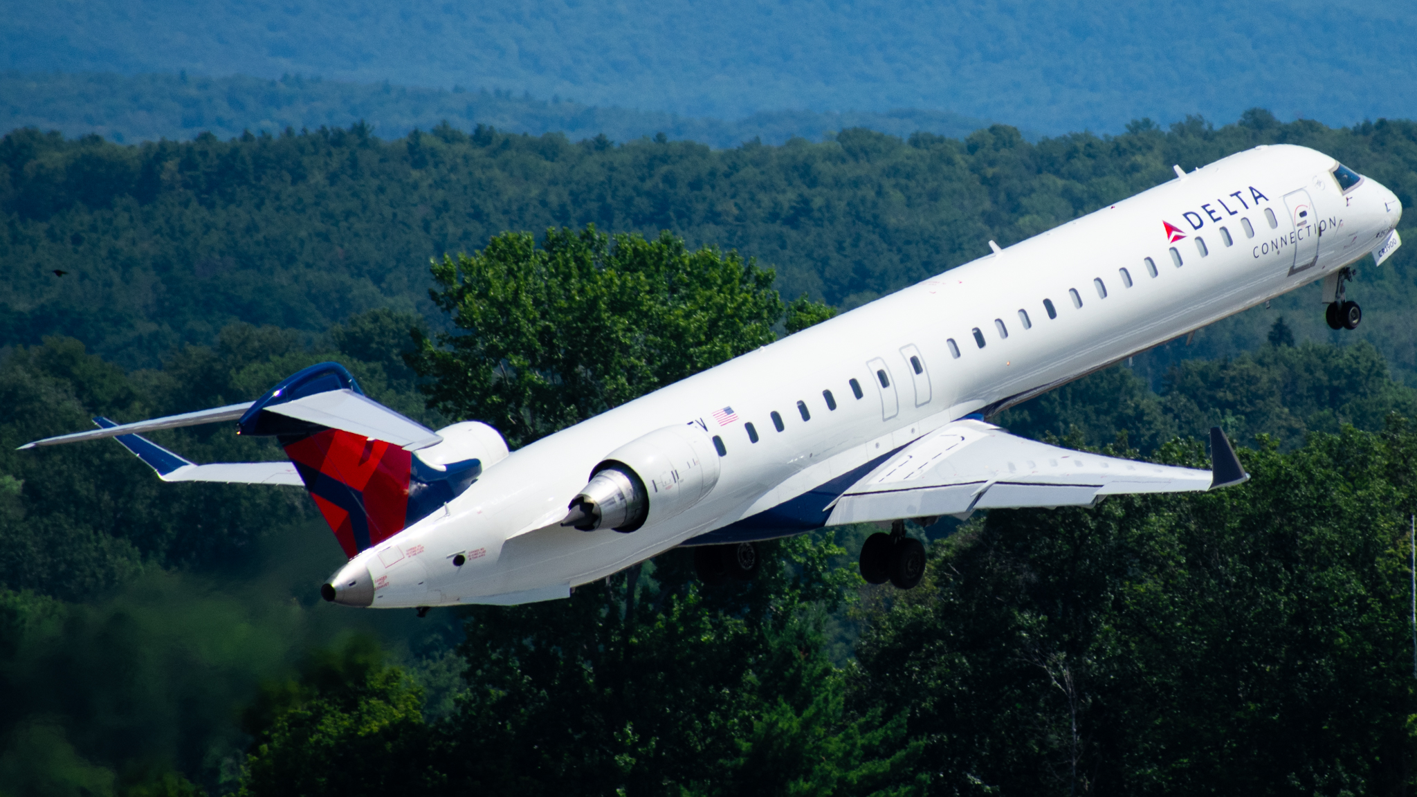 Full size: Delta Connection Mitsubishi CRJ-900 N138EV at Burlington International Airport