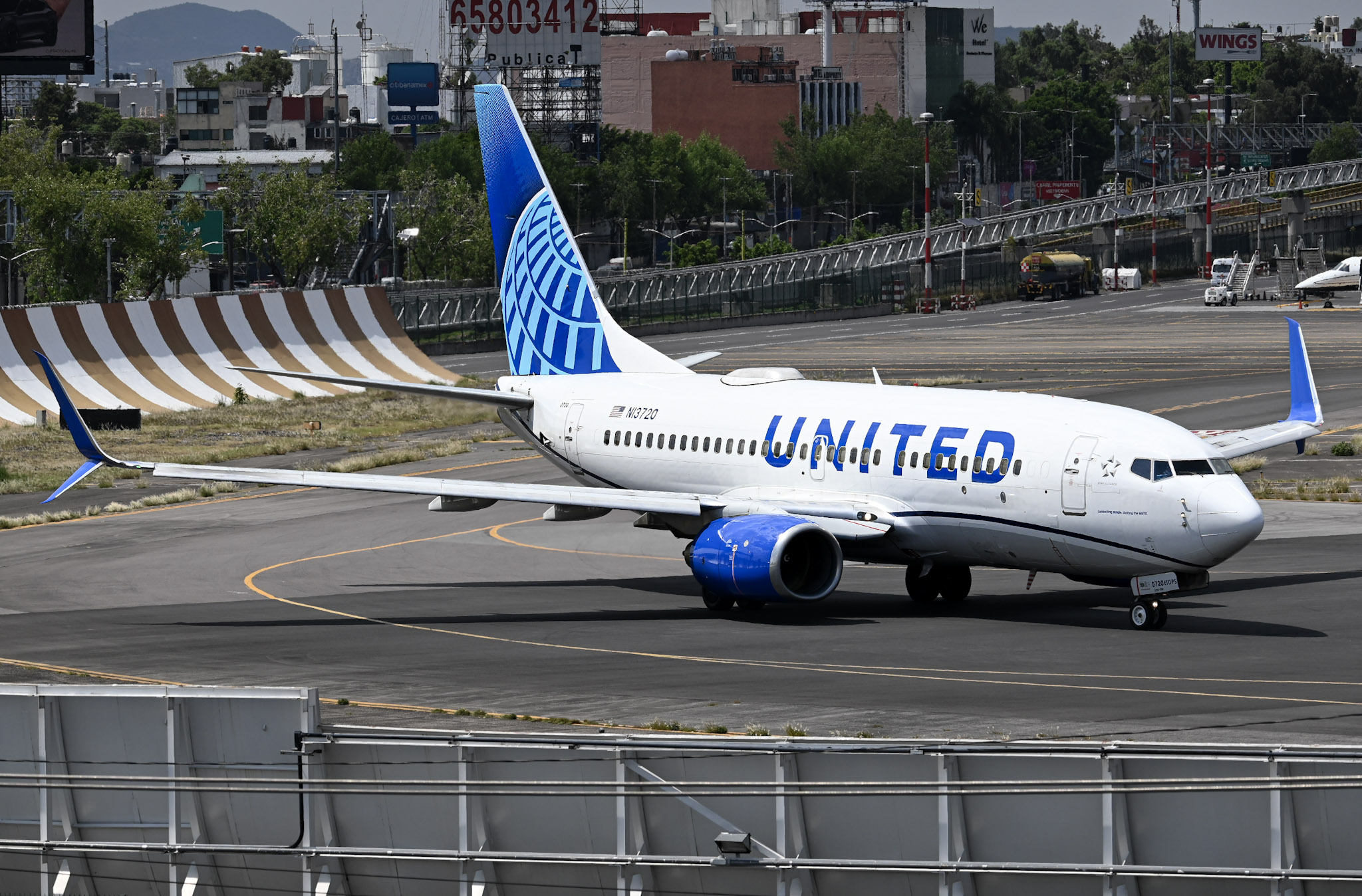 Full size: United Airlines Boeing 737-700 N13720 at Mexico City International Airport