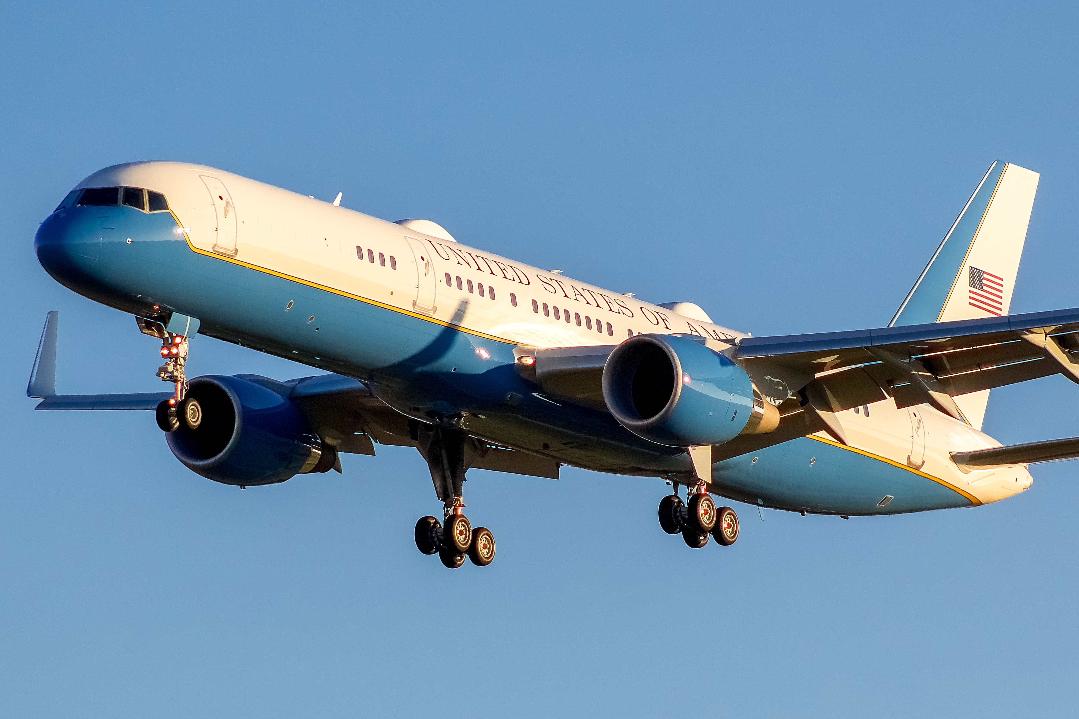 Full size: USAF - United States Air Force Boeing VC-32 09-0017 at General Mitchell International Airport