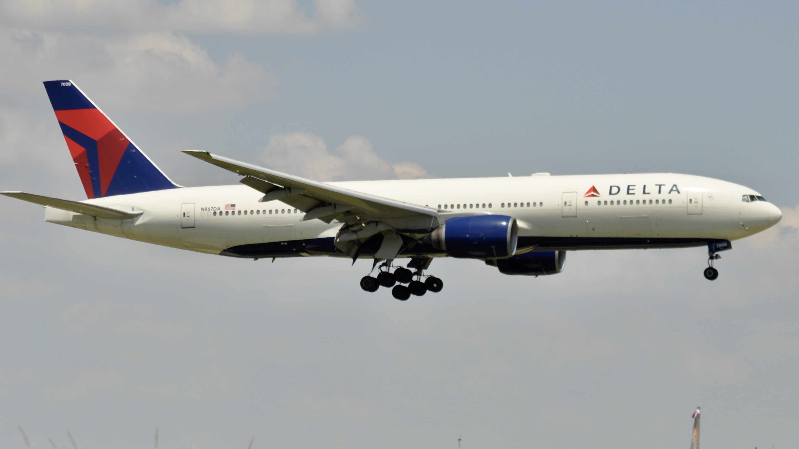 Full size: Delta Airlines Boeing 777-200ER N867DA at Chicago O'Hare International Airport
