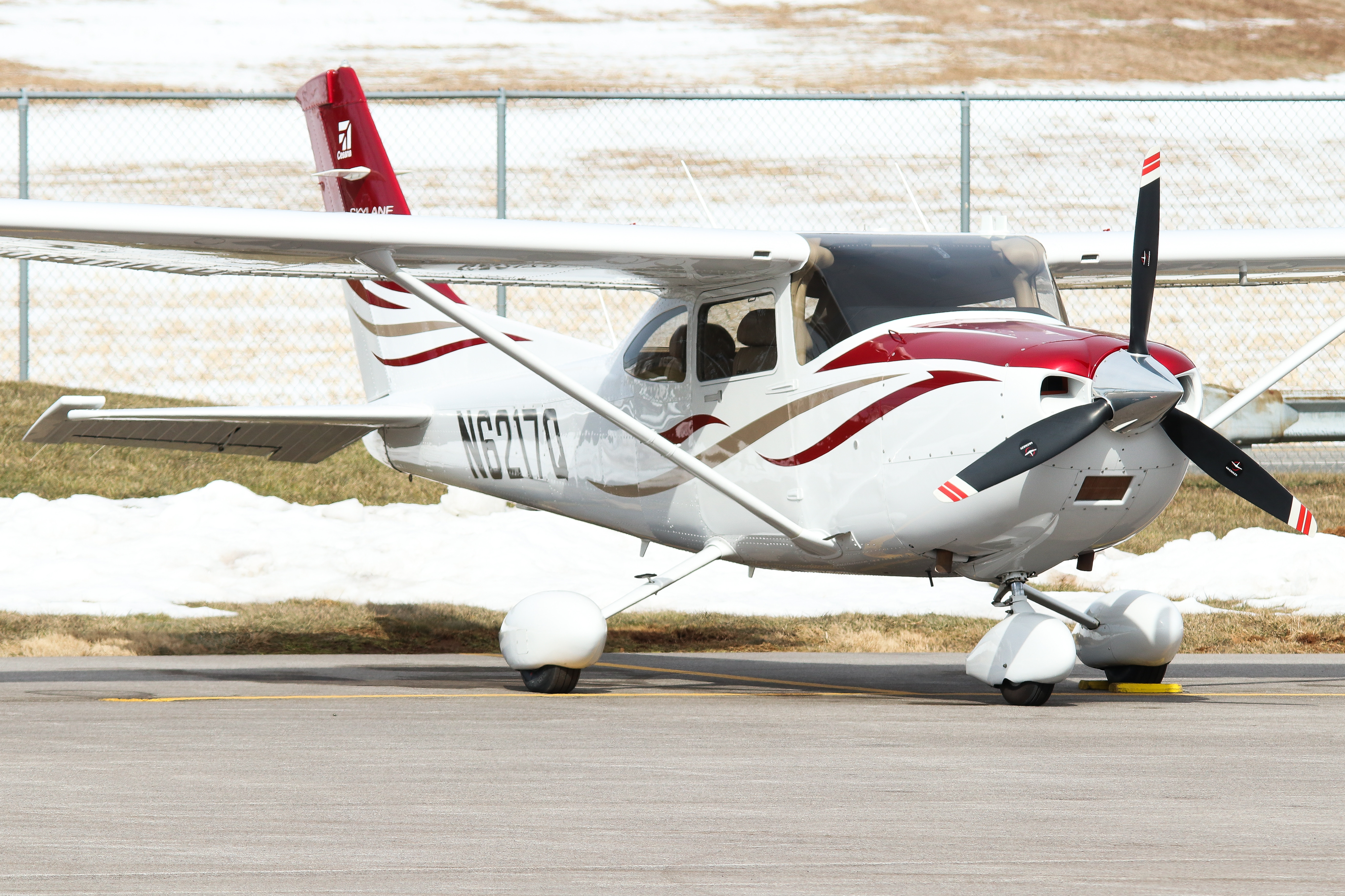 Full size: PRIVATE Cessna 182 Skylane N6217Q at York Airport