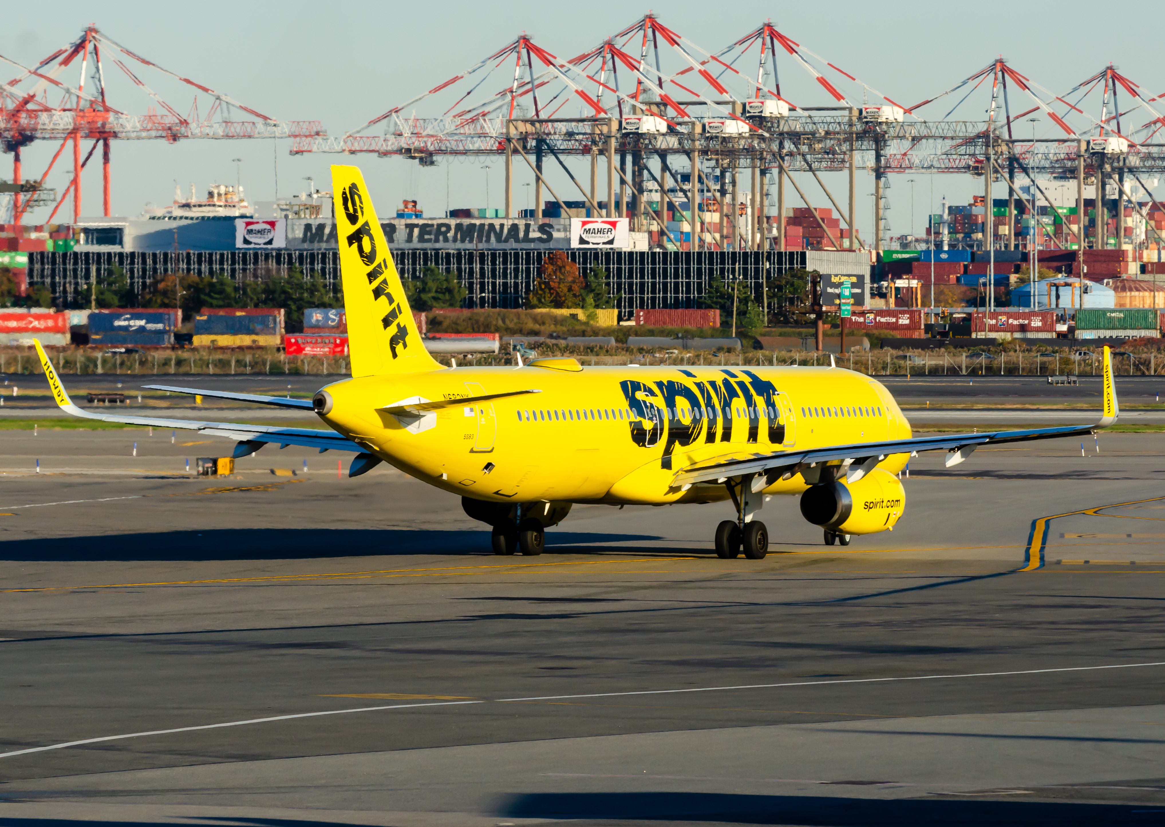 Full size: Spirit Airlines Airbus A321-200 N683NK at Newark Liberty International Airport