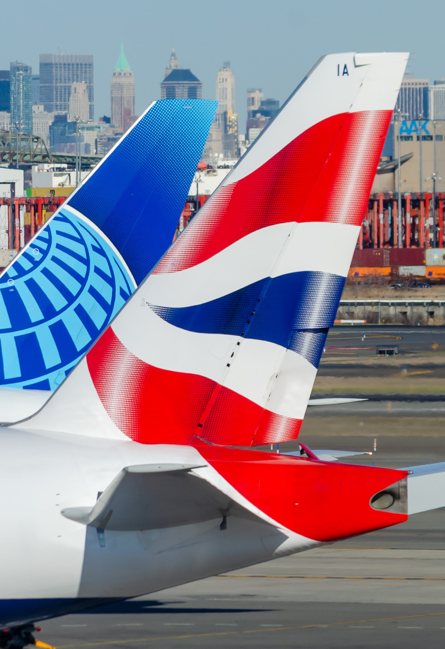 Full size: British Airways Boeing 777-200ER G-VIIA  at Newark Liberty International Airport
