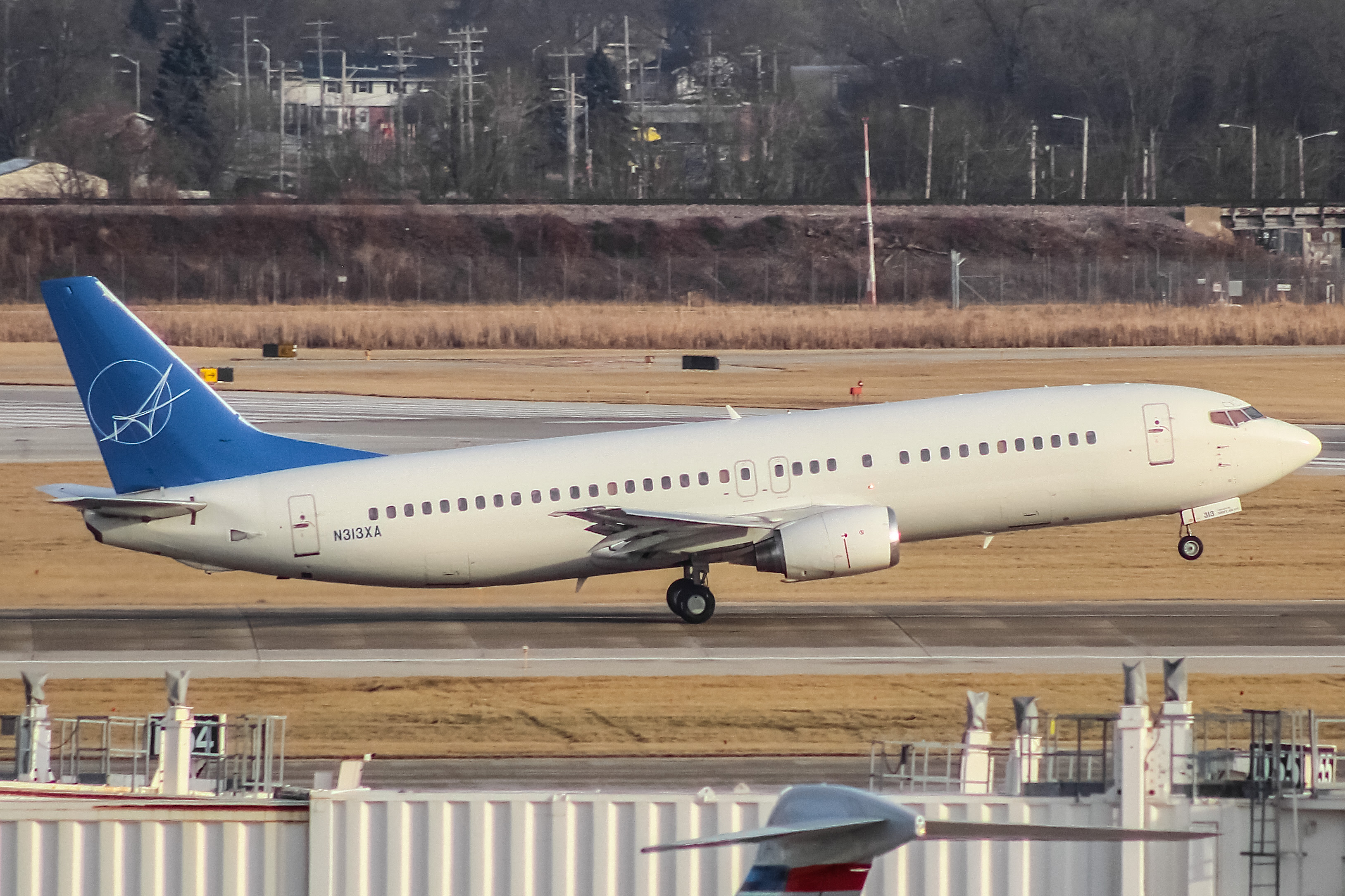 Full size: iAero Boeing 737-400 N313XA at General Mitchell International Airport