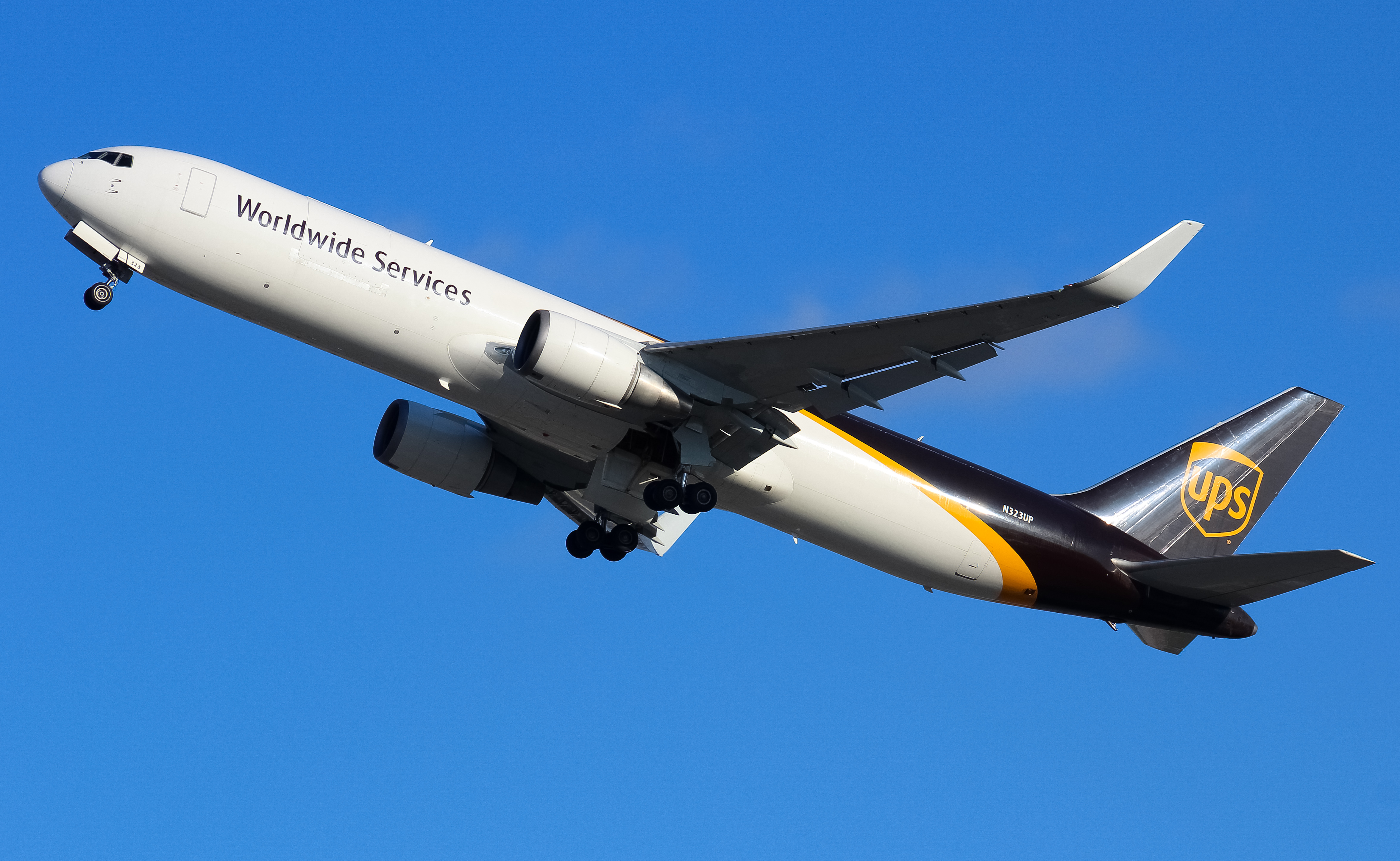 Full size: United Parcel Service Boeing 767-300F N323UP at Louisville Muhammad Ali International Airport