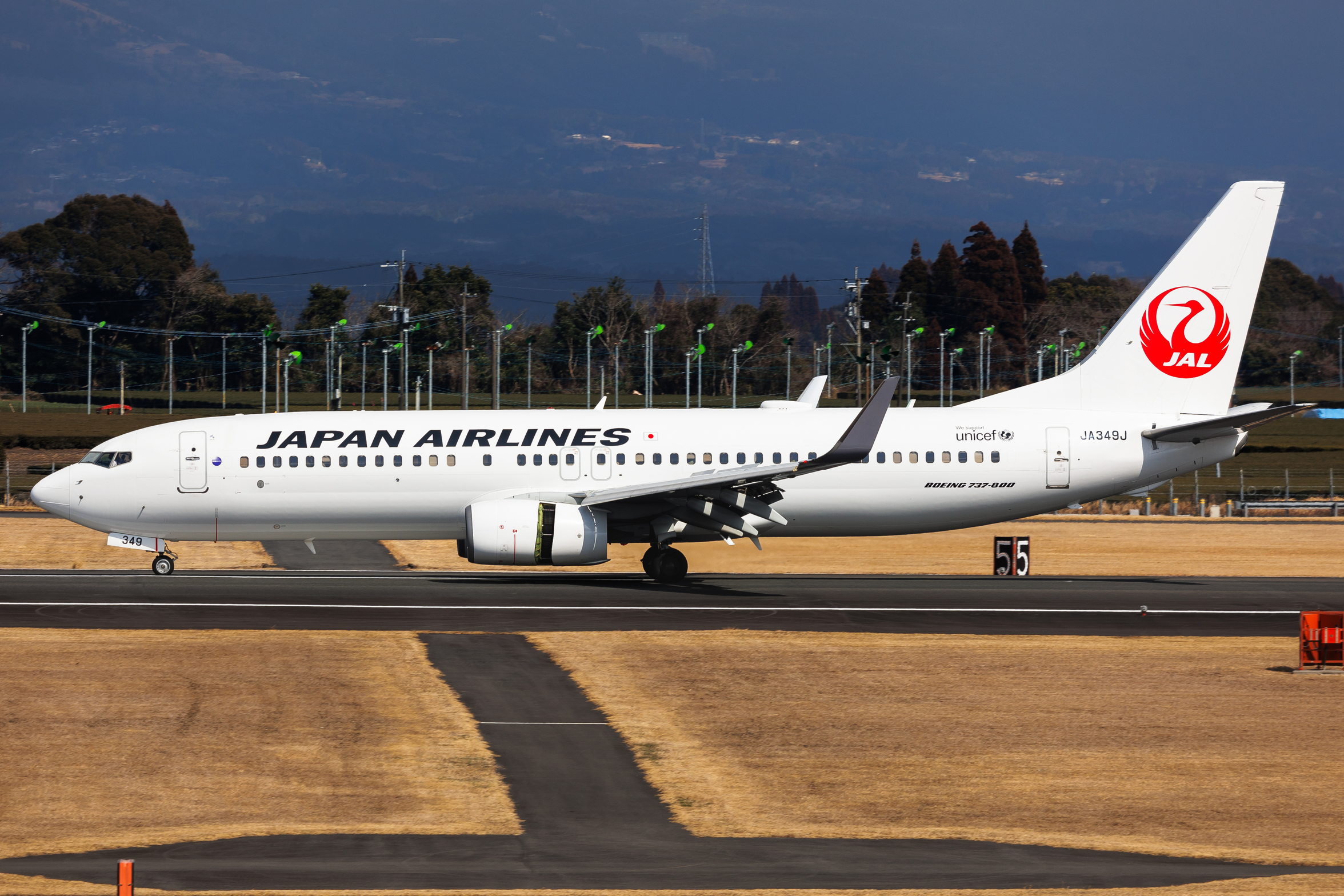 Full size: Japan Airlines Boeing 737-800 JA349J at Kagoshima Airport