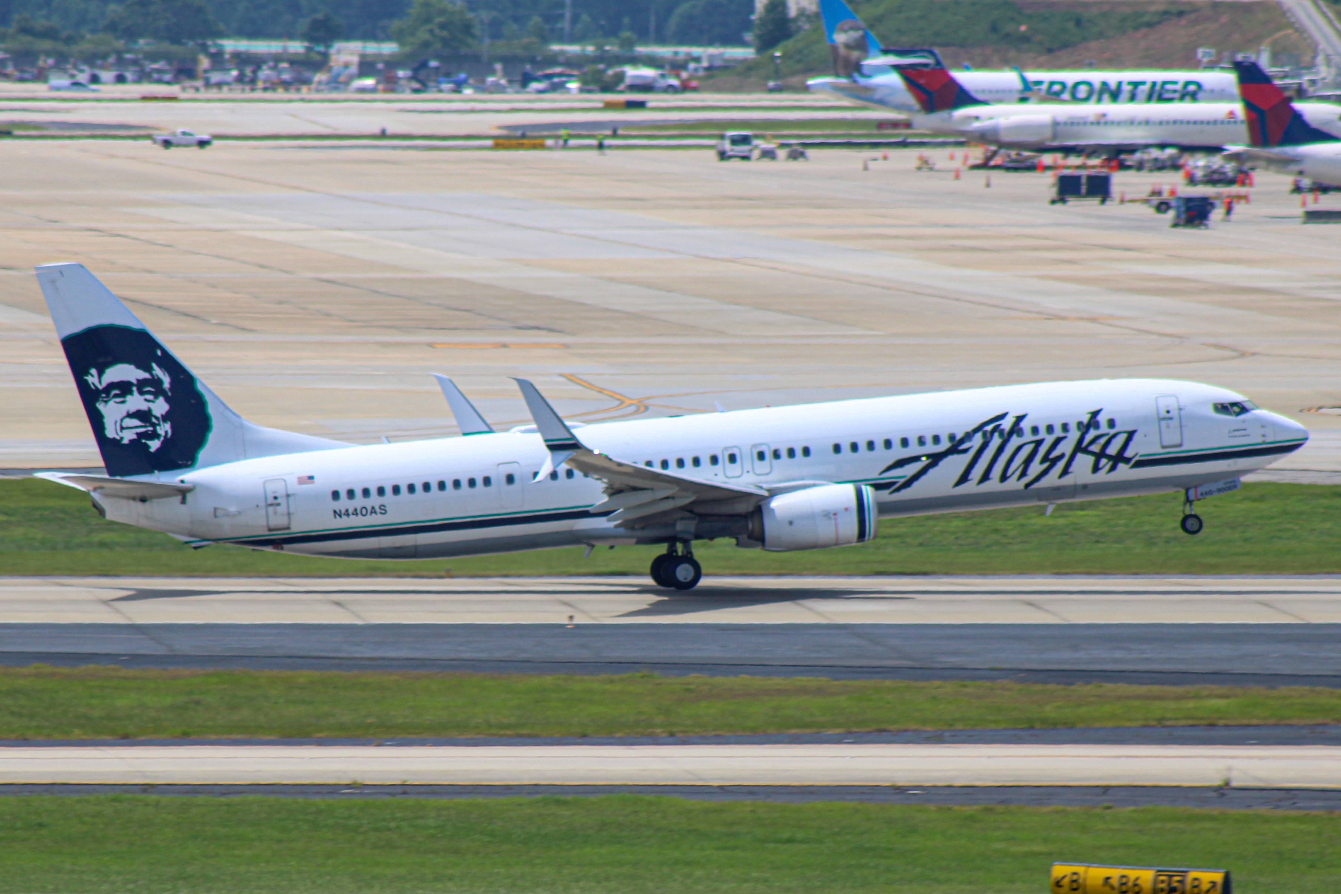 Full size: Alaska Airlines Boeing 737-900ER N440AS at Hartsfield-Jackson Atlanta International Airport