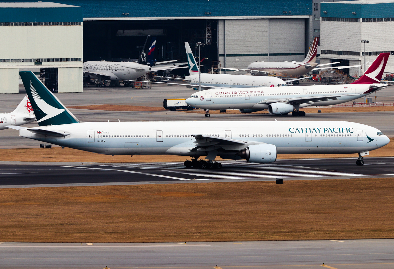 Full size: Cathay Pacific Boeing 777-300 B-HNM at Hong Kong International Airport
