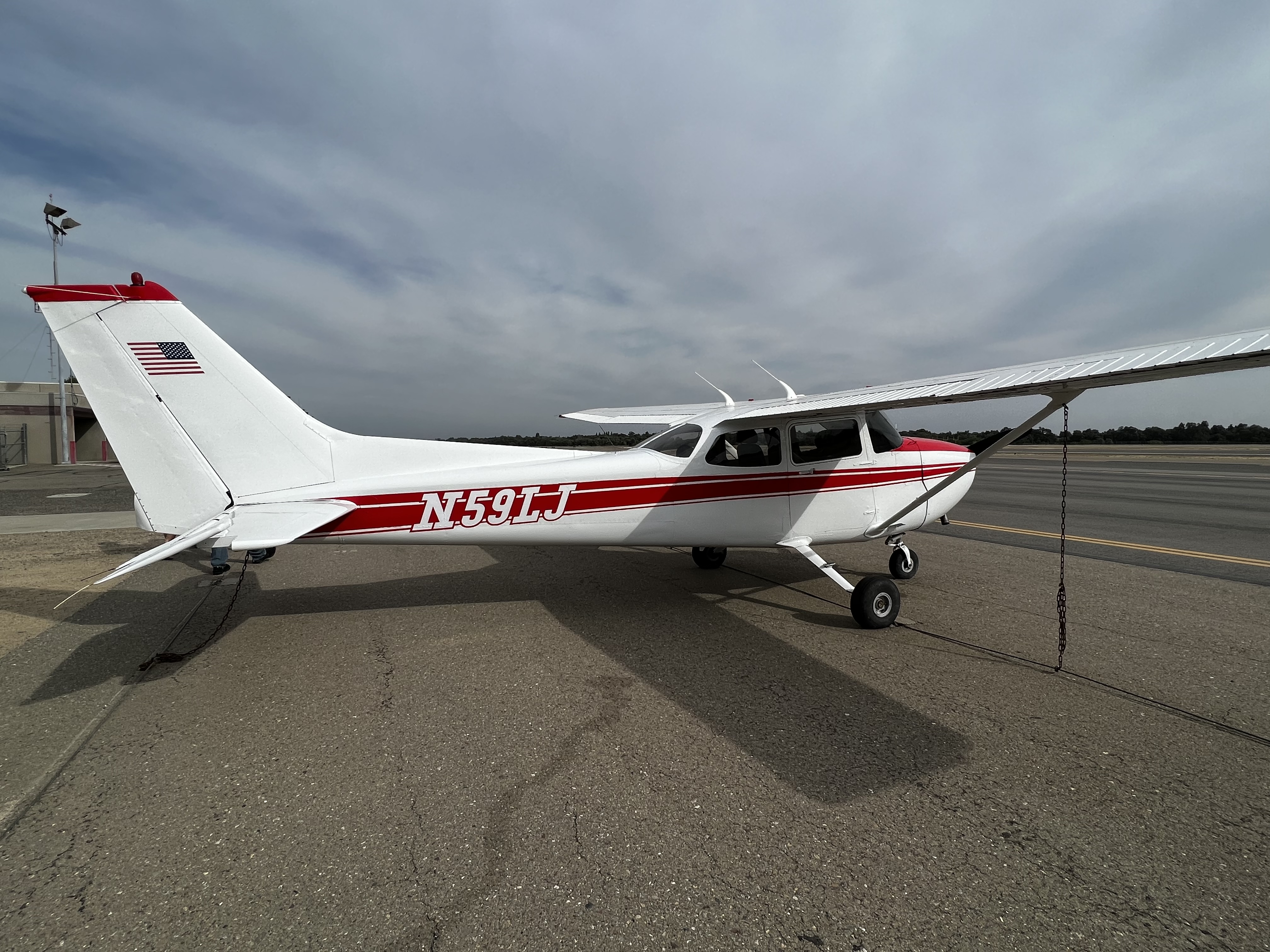 Full size: PRIVATE Cessna 172 N59LJ at Modesto City County Airport