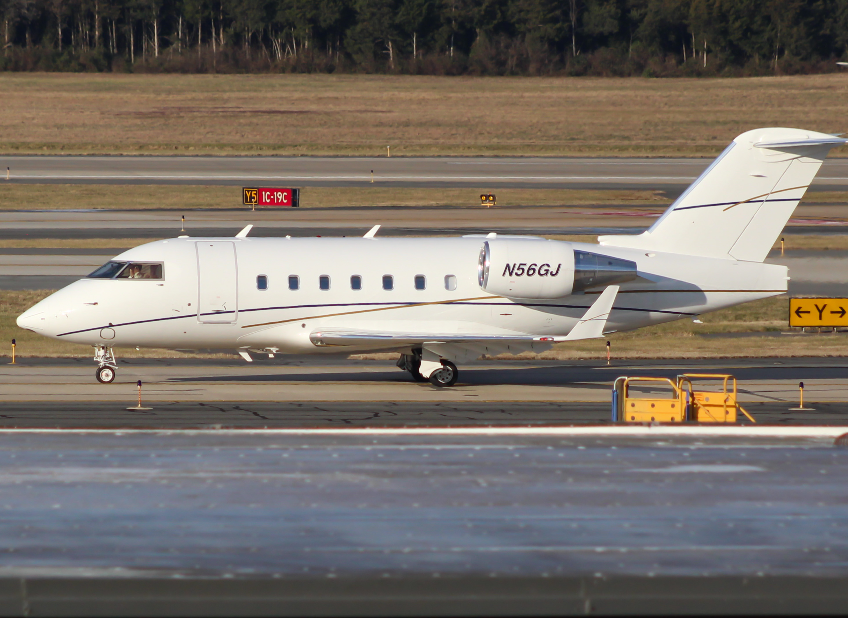 Full size: Fortuna Aviation Bombardier Challenger 600 N56GJ at Washington Dulles International Airport