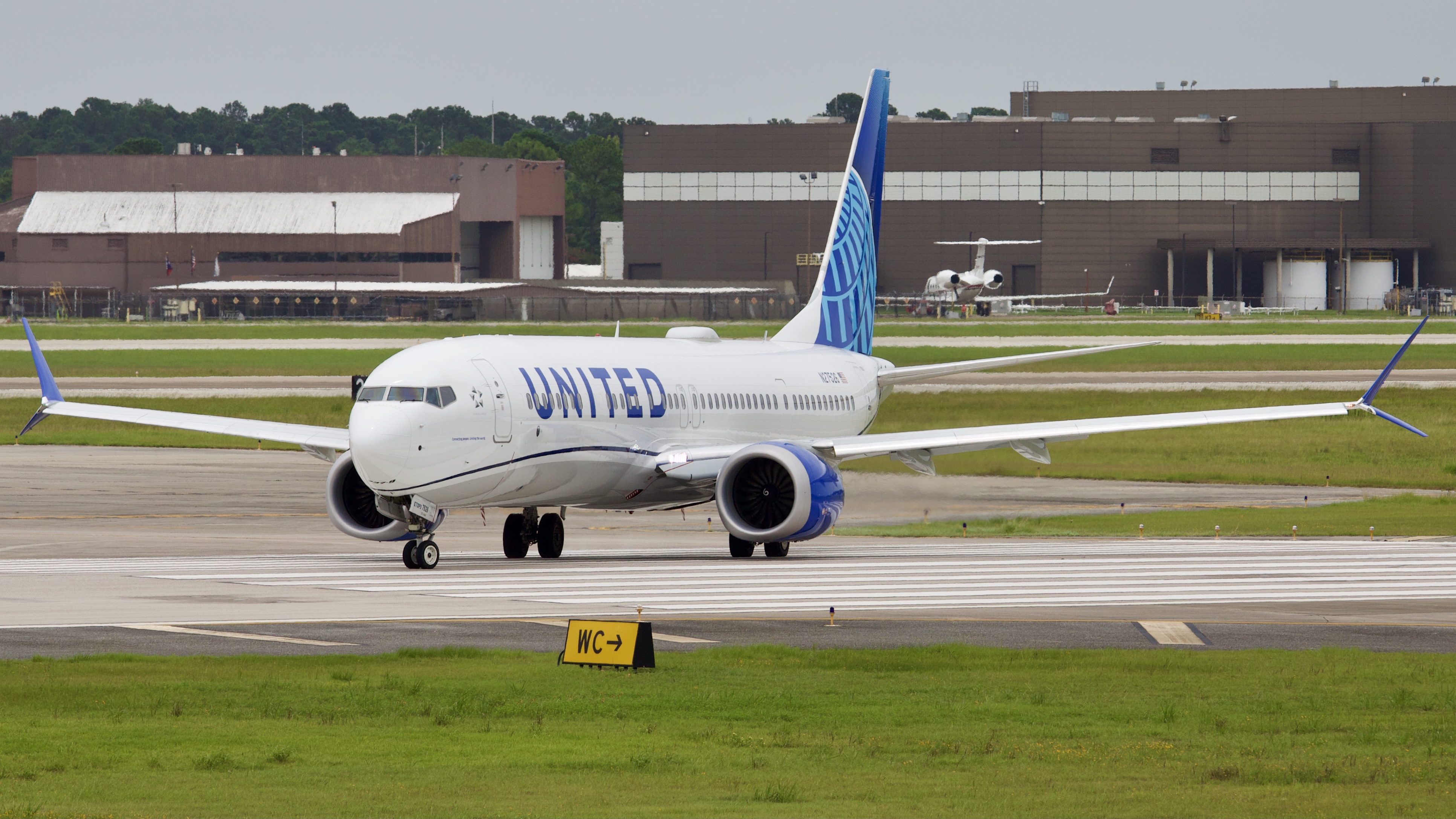 Full size: United Airlines Boeing 737 MAX 9 N27526 at Houston-George Bush Intercontinental Airport