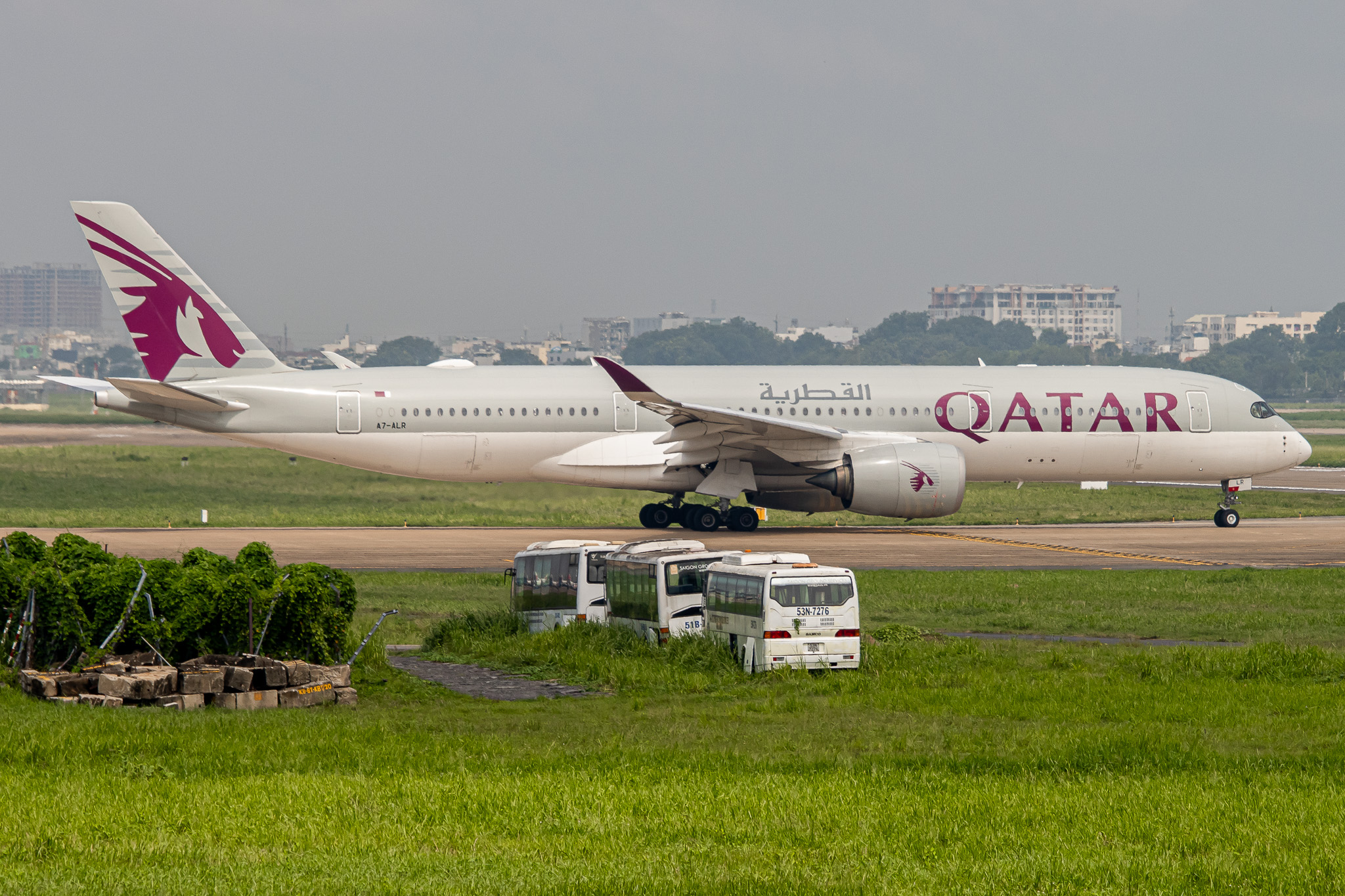 Full size: Qatar Airways Airbus A350-900 A7-ALR at Tan Son Nhat International Airport
