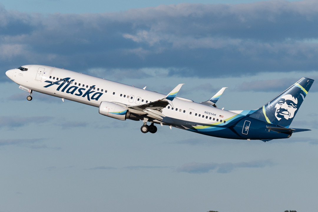 Full size: Alaska Airlines Boeing 737-900ER N281AK at General Edward Lawrence Logan International Airport