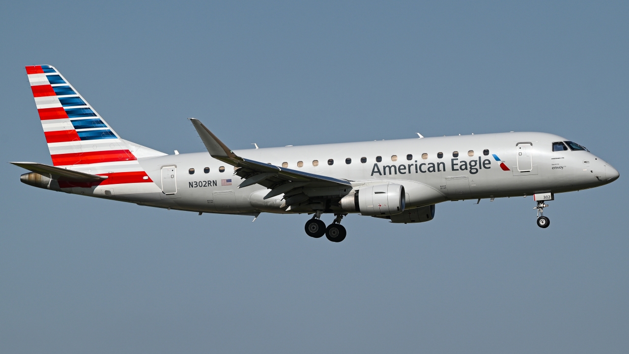 Full size: American Eagle Embraer E175 N302RN at Dallas-Fort Worth International Airport
