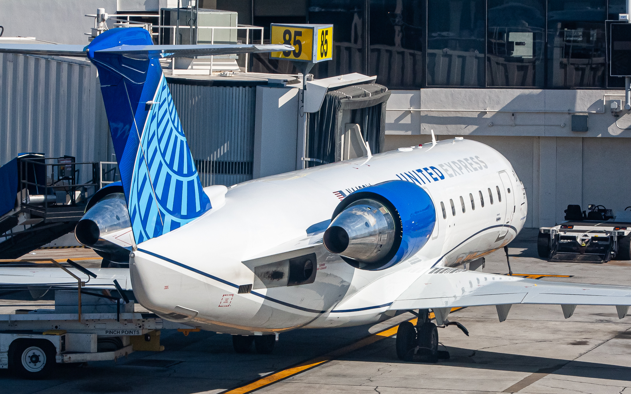 Full size: United Express Mitsubishi CRJ-200 N443SW at Los Angeles International Airport