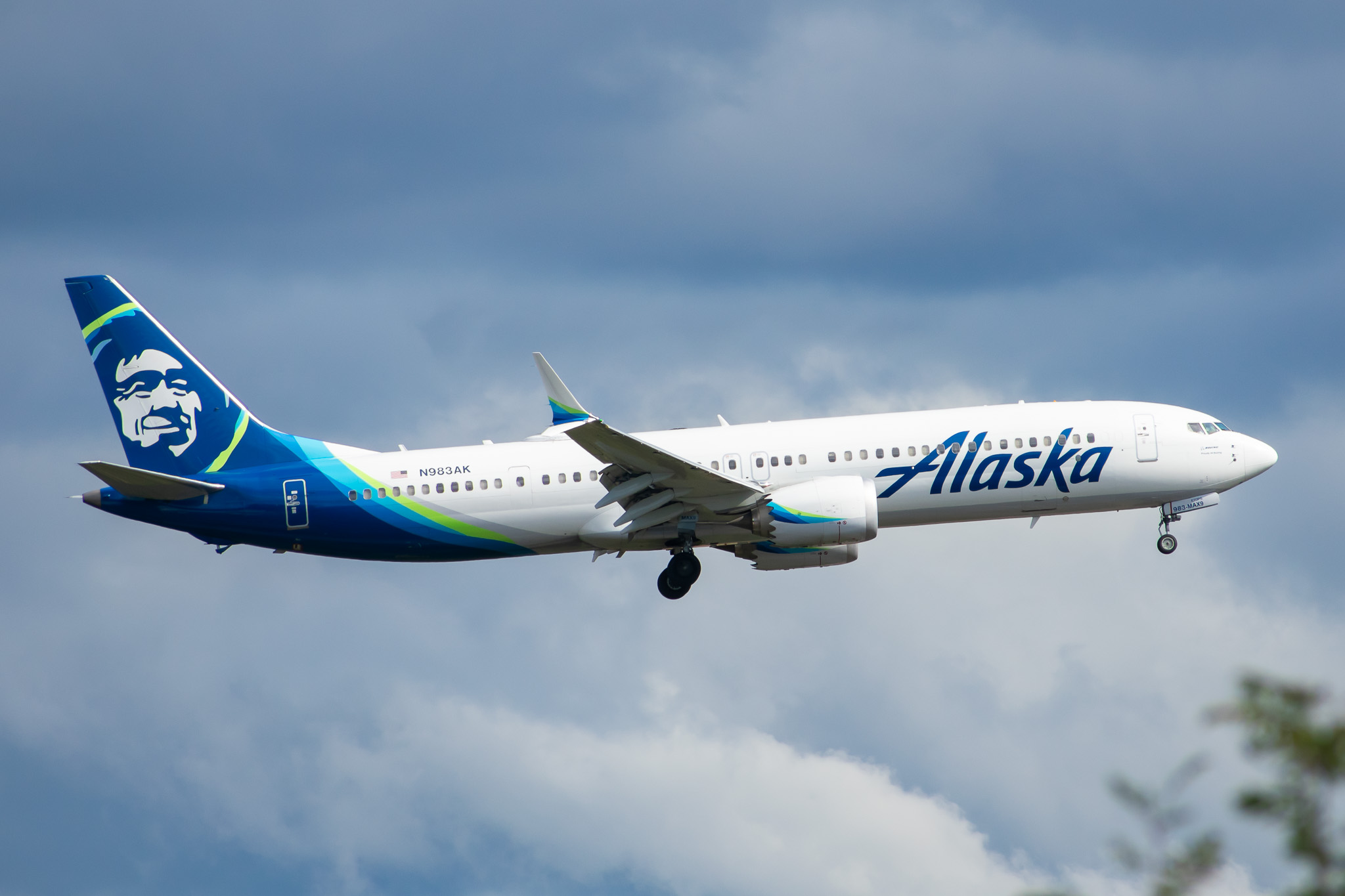 Full size: Alaska Airlines Boeing 737 MAX 9 N983AK at Seattle-Tacoma International Airport