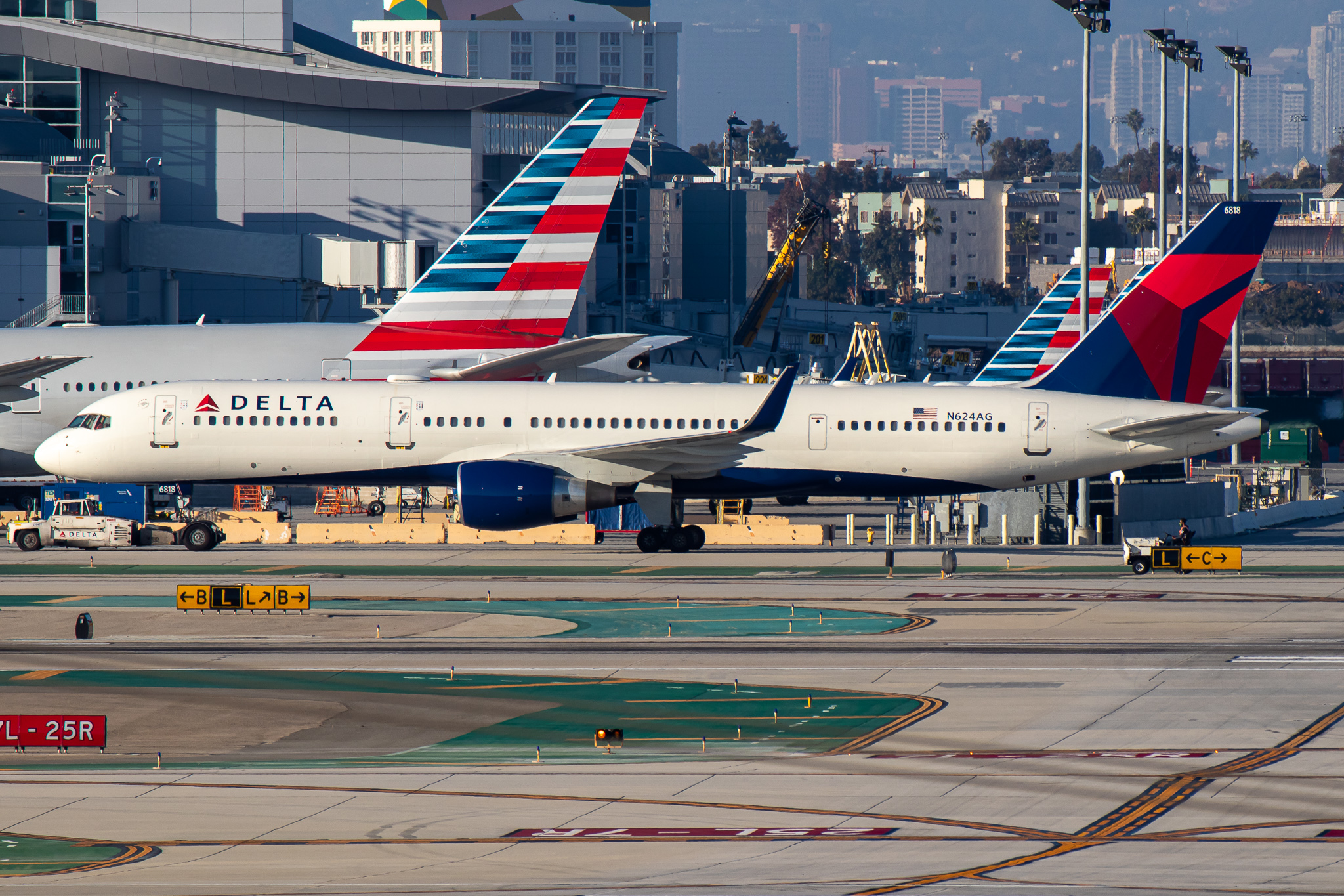 Full size: Delta Airlines Boeing 757-200 N624AG at Los Angeles International Airport