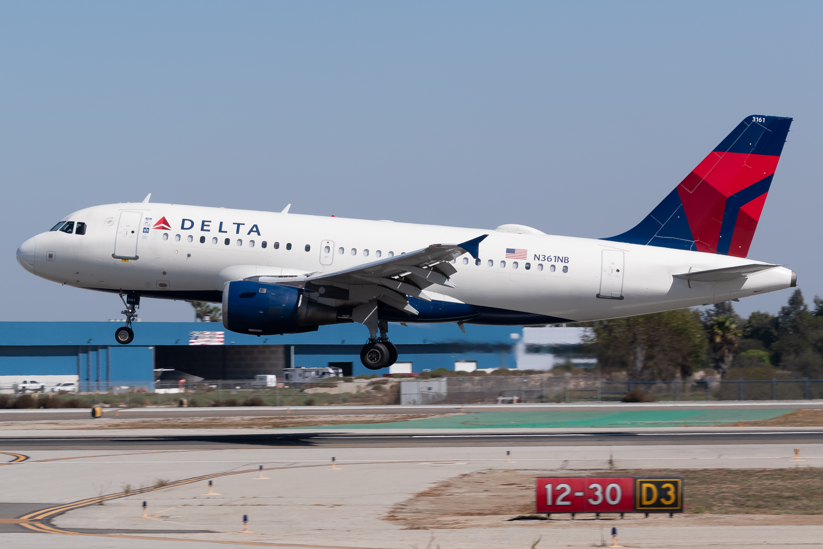 Full size: Delta Airlines Airbus A319 N361NB at Long Beach Airport