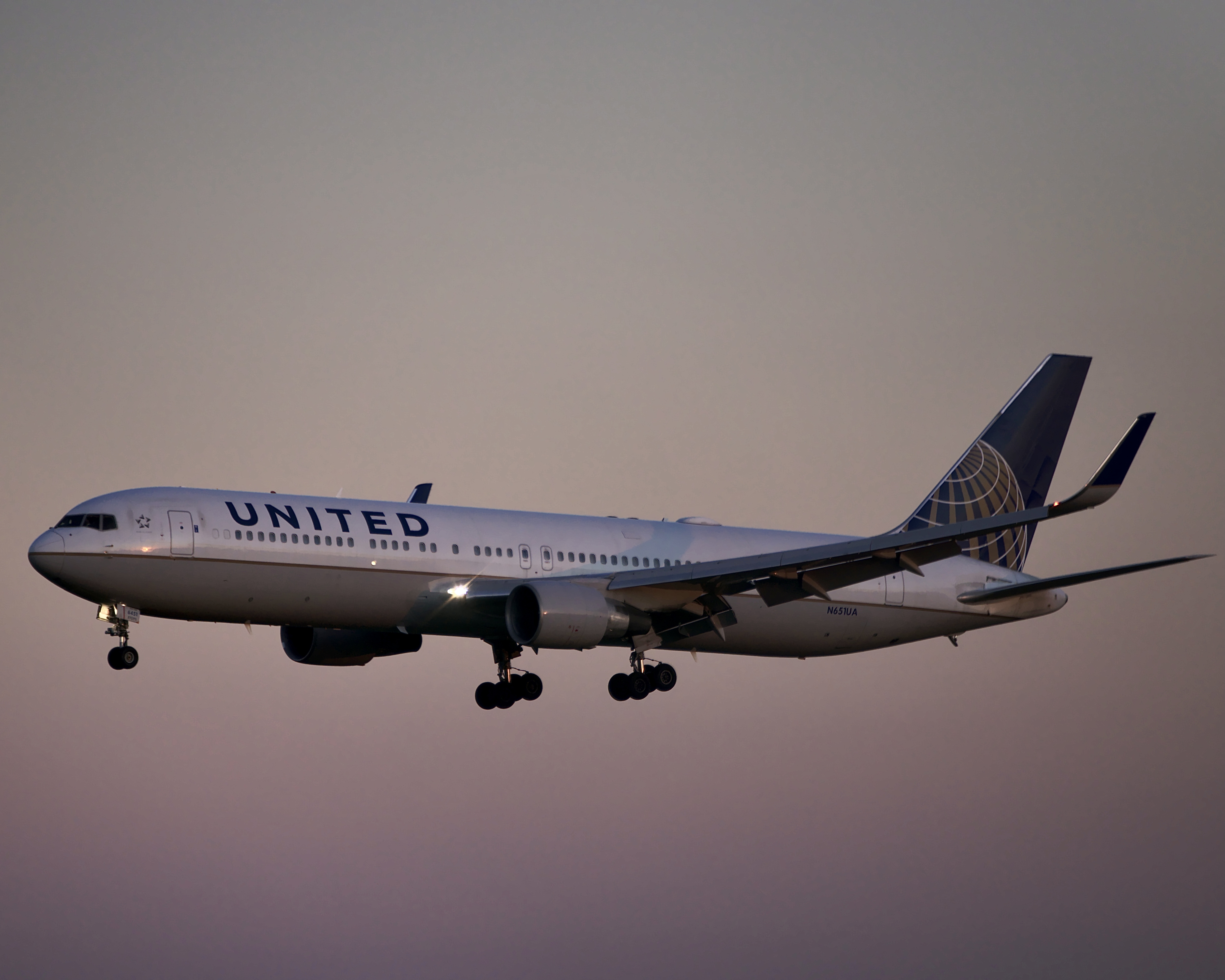 Full size: United Airlines Boeing 767-300ER N651UA at Charlotte/Douglas International Airport