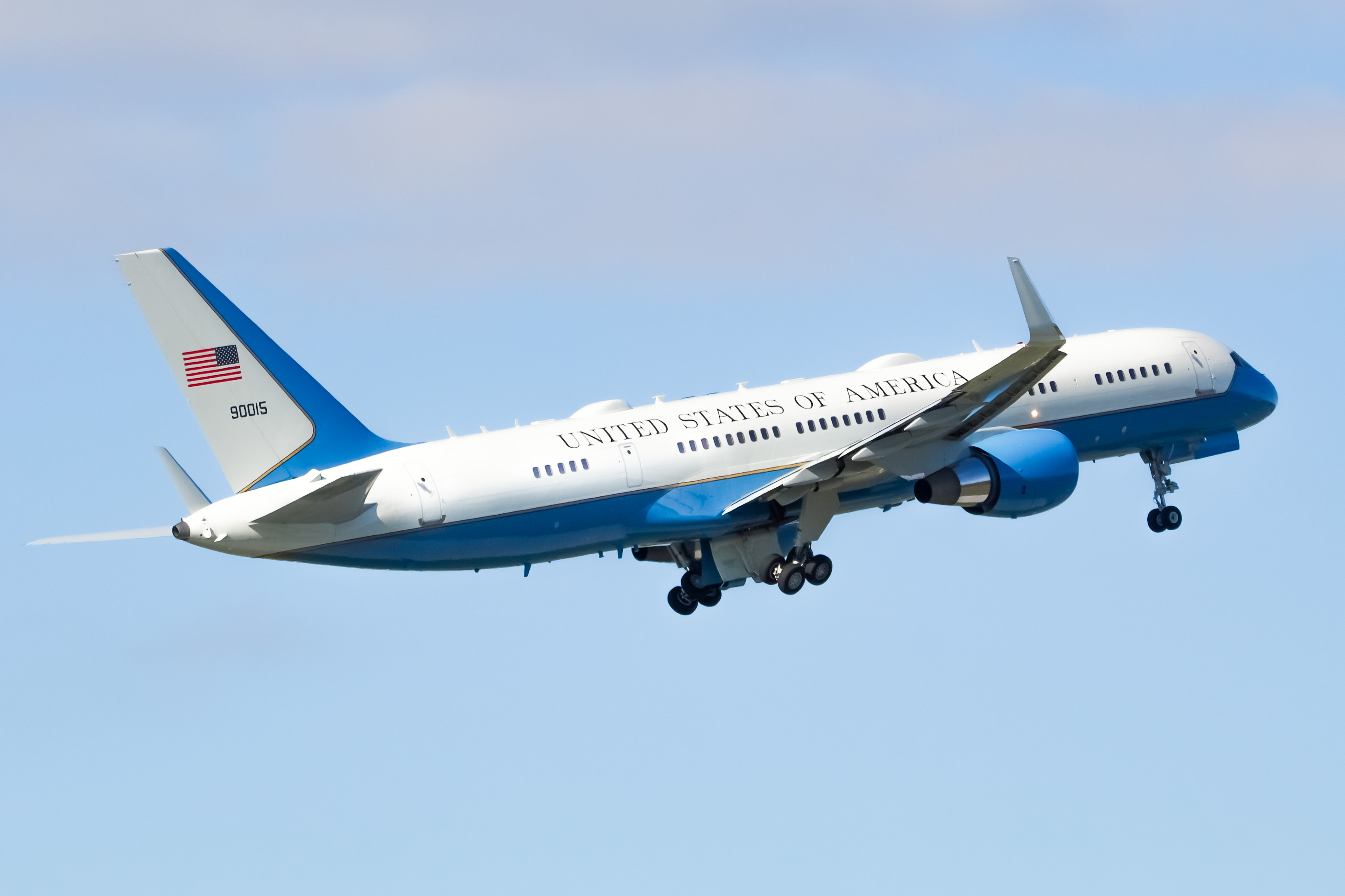 Full size: USAF - United States Air Force Boeing C-32 09-0015 at Trenton Mercer Airport