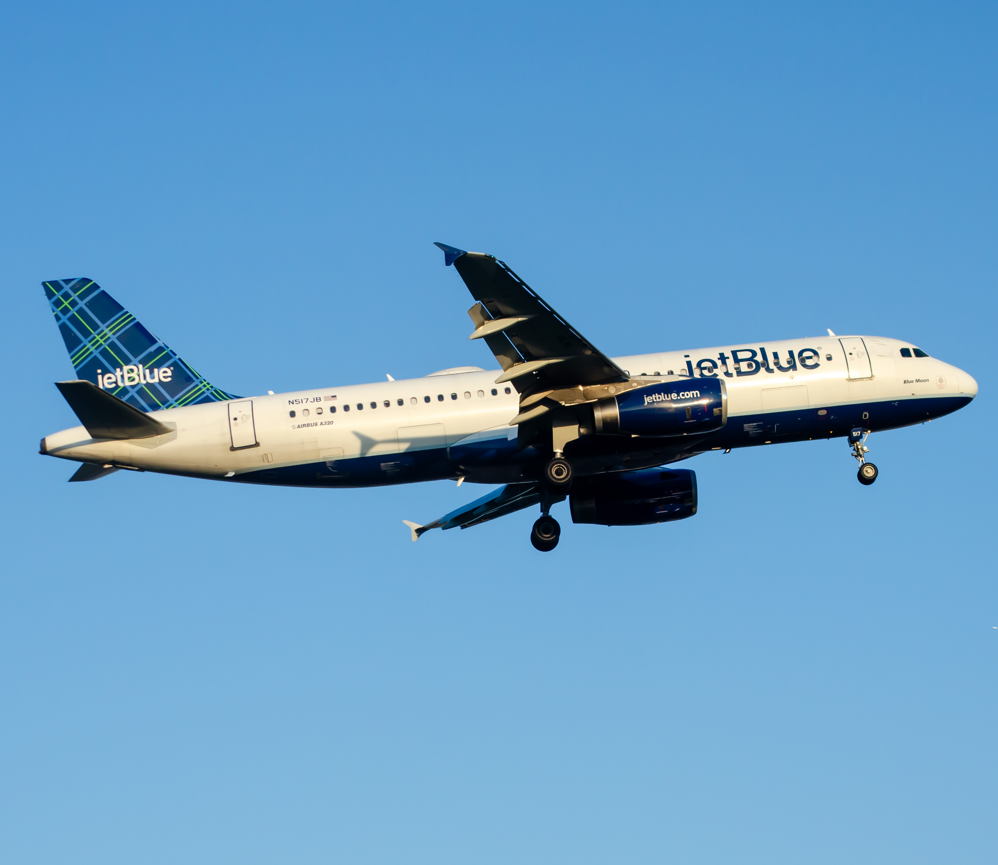 Full size: JetBlue Airways Airbus A320 N517JB at Newark Liberty International Airport