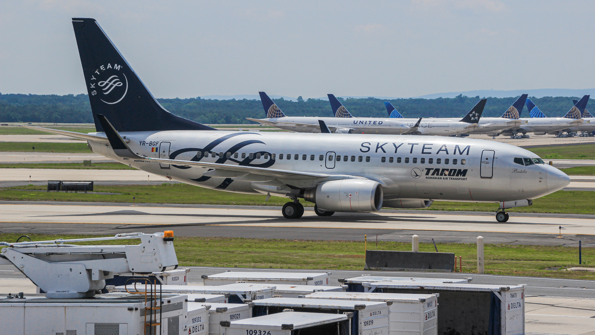 Full size: TAROM Boeing 737-700 YR-BGF at Washington Dulles International Airport