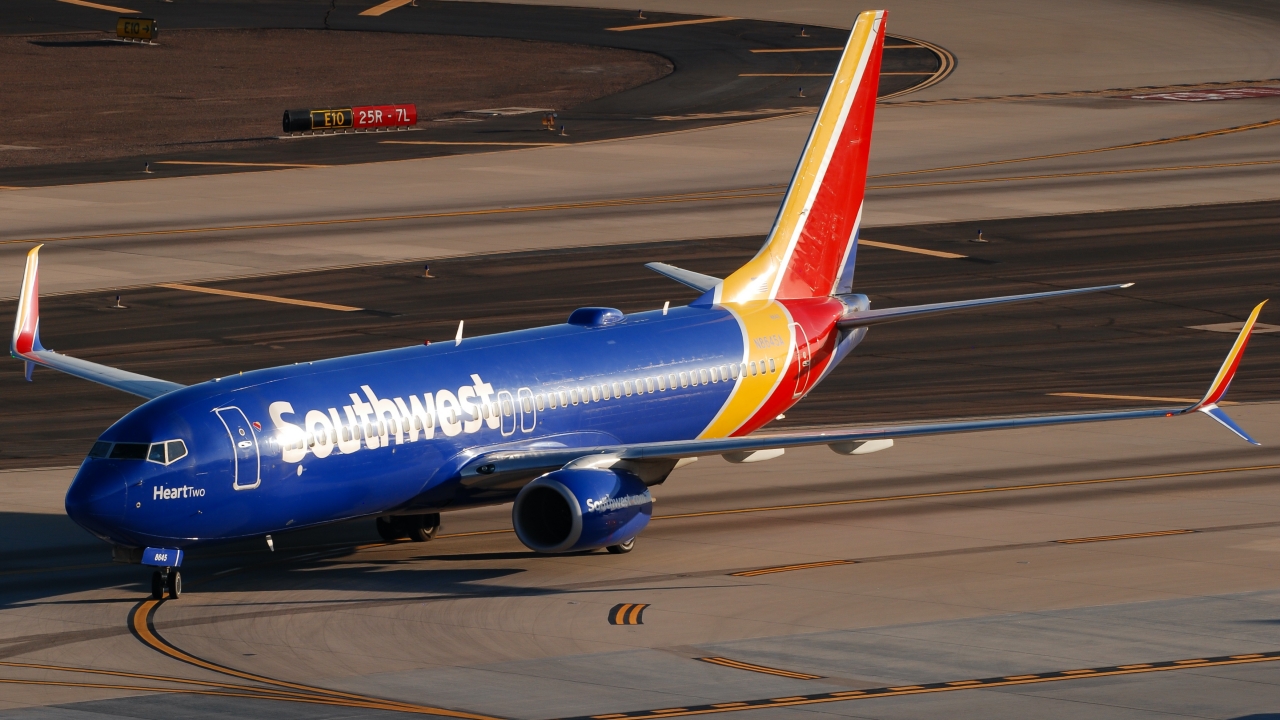Full size: Southwest Airlines Boeing 737-800 N8654A at Phoenix Sky Harbor International Airport