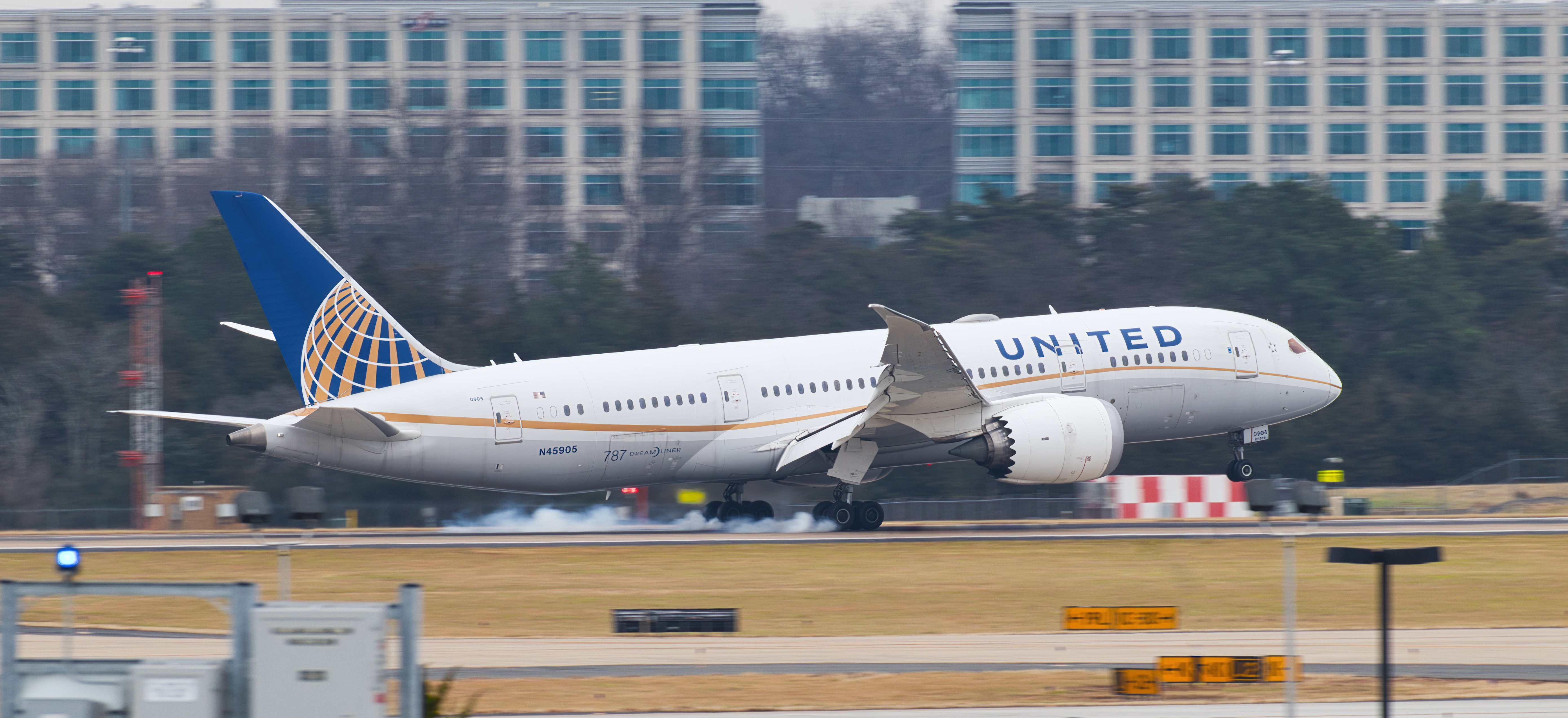 Full size: United Airlines Boeing 787-8 N45905 at Washington Dulles International Airport