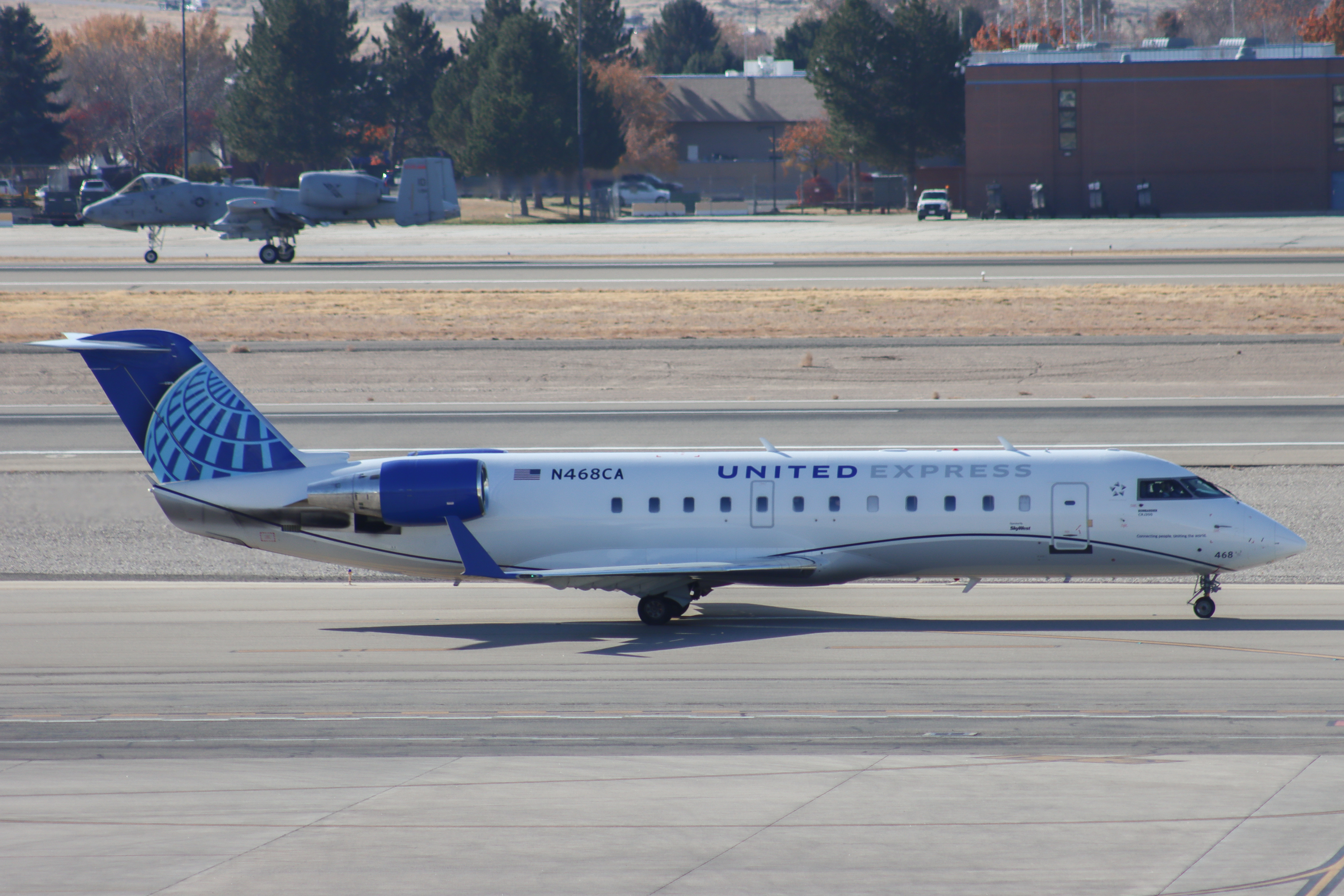 Full size: United Express Mitsubishi CRJ-200 N468CA at Boise Air Terminal/Gowen Field