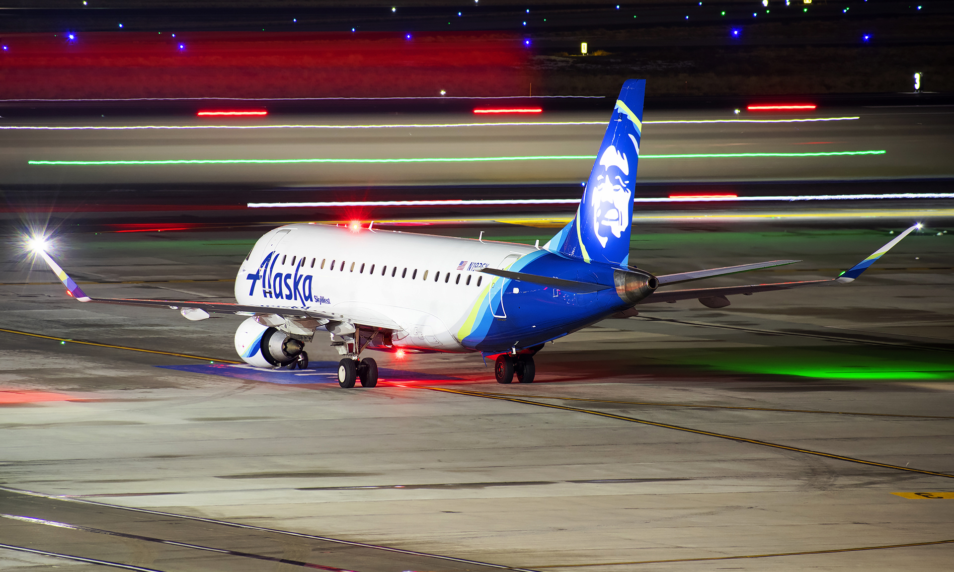Full size: Alaska Airlines Embraer E175 N193SY at Salt Lake City International Airport