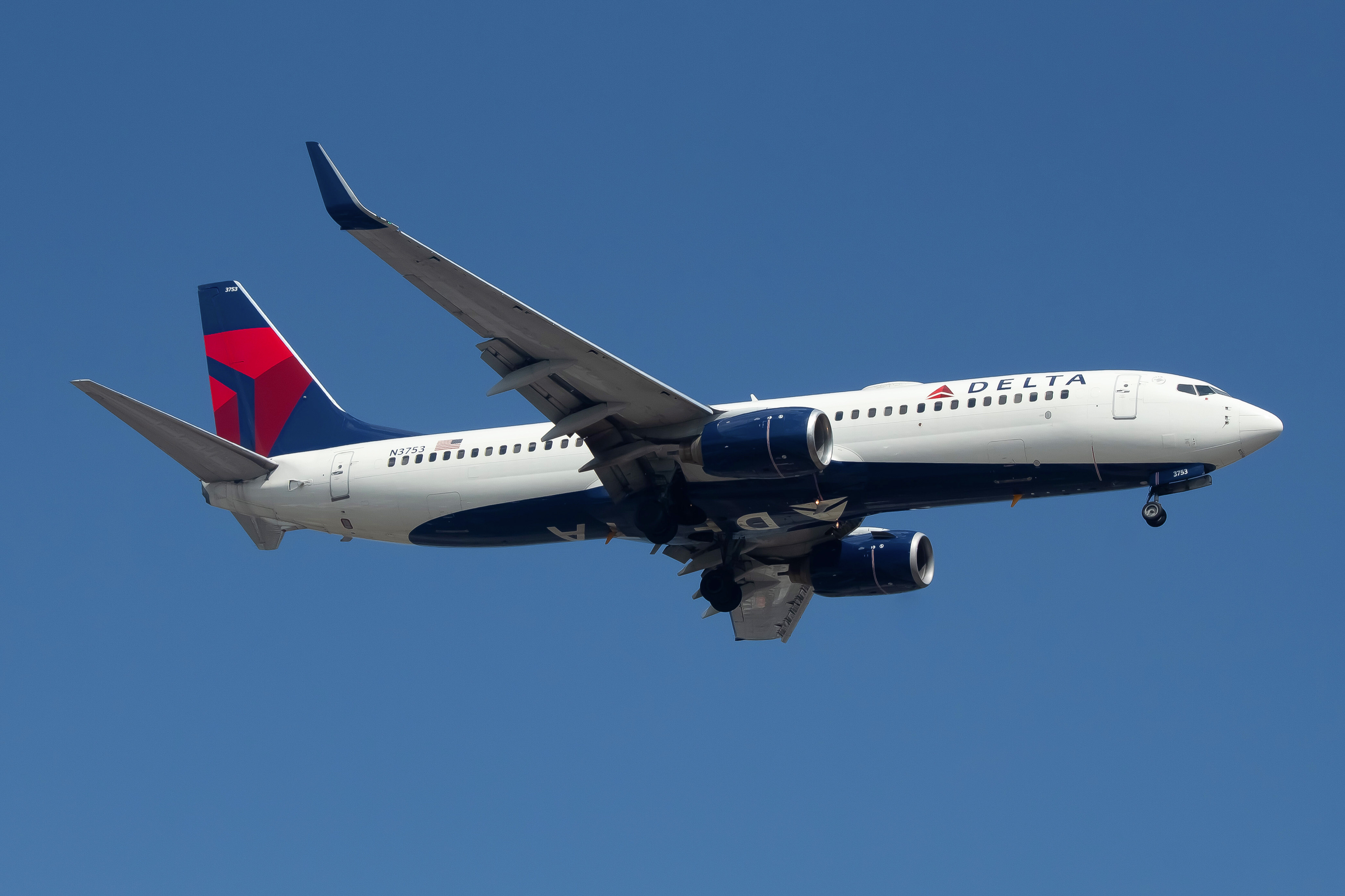 Full size: Delta Airlines Boeing 737-800 N3753 at Newark Liberty International Airport