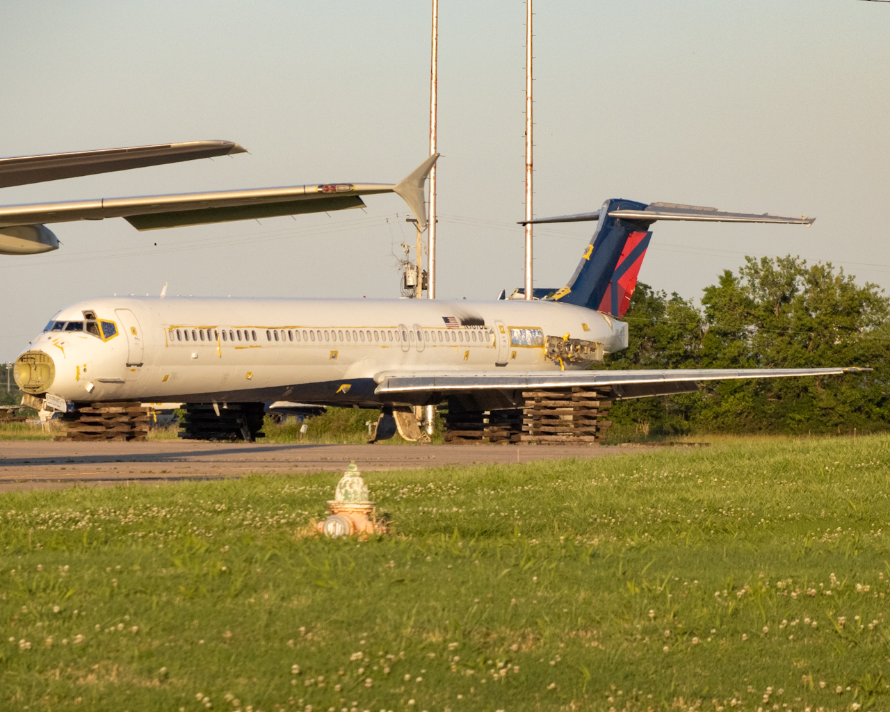 Full size: Delta Airlines McDonnell Douglas MD-88 N907DL at Blytheville Arkansas International Airport