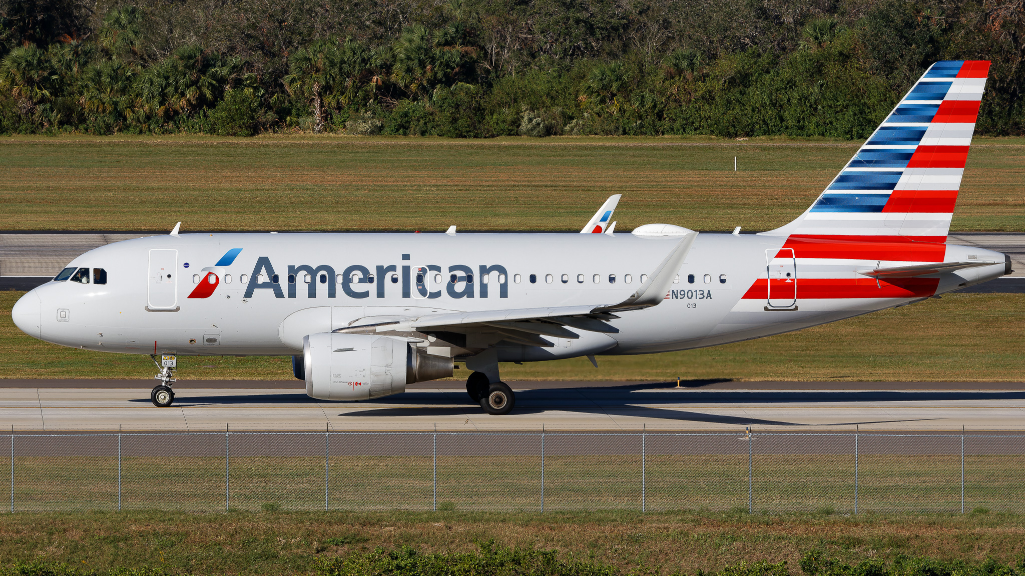 Full size: American Airlines Airbus A319 N9013A at Tampa International Airport