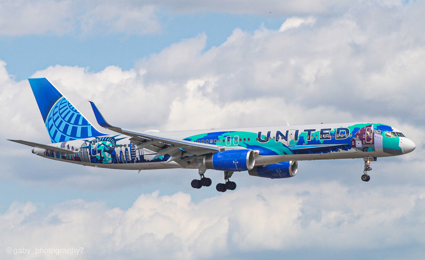 Full size: United Airlines Boeing 757-200 N14102 at Orlando International Airport