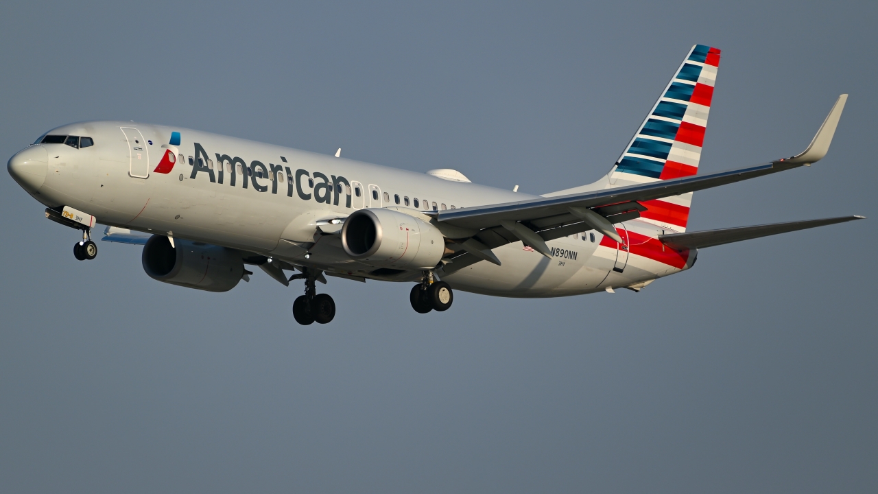 Full size: American Airlines Boeing 737-800 N890NN at Dallas-Fort Worth International Airport