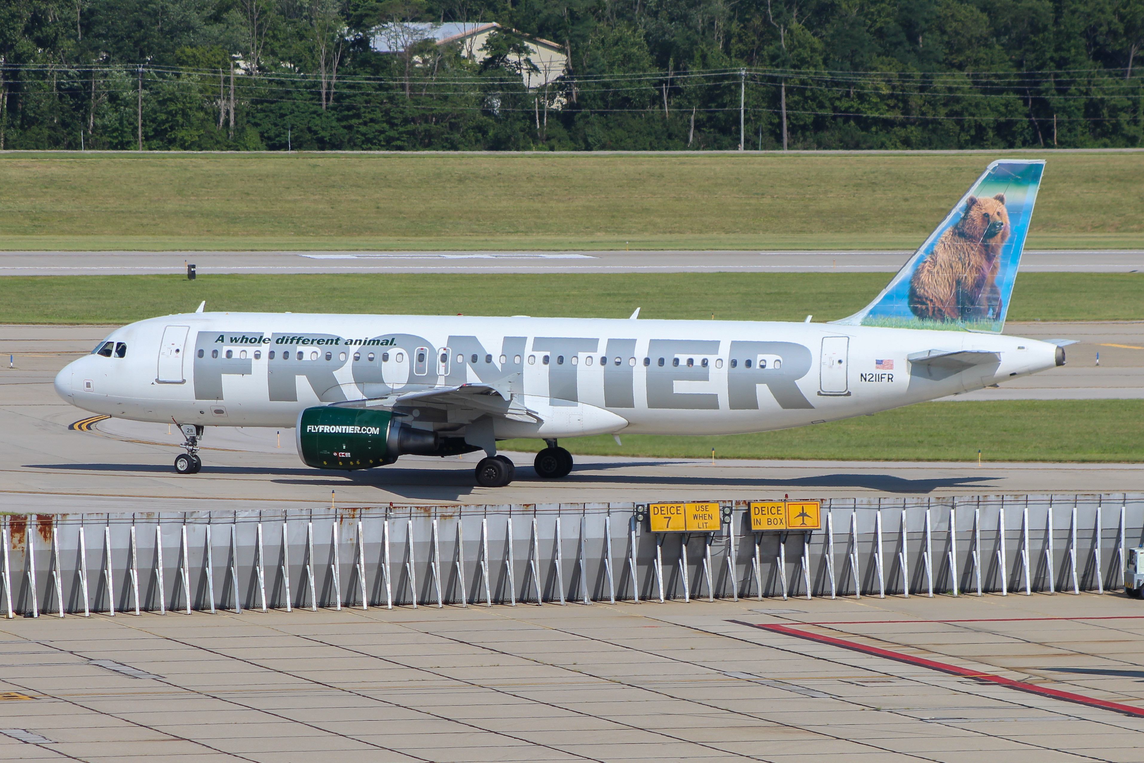 Full size: Frontier Airlines Airbus A320 N211FR at Cincinnati/Northern Kentucky International Airport