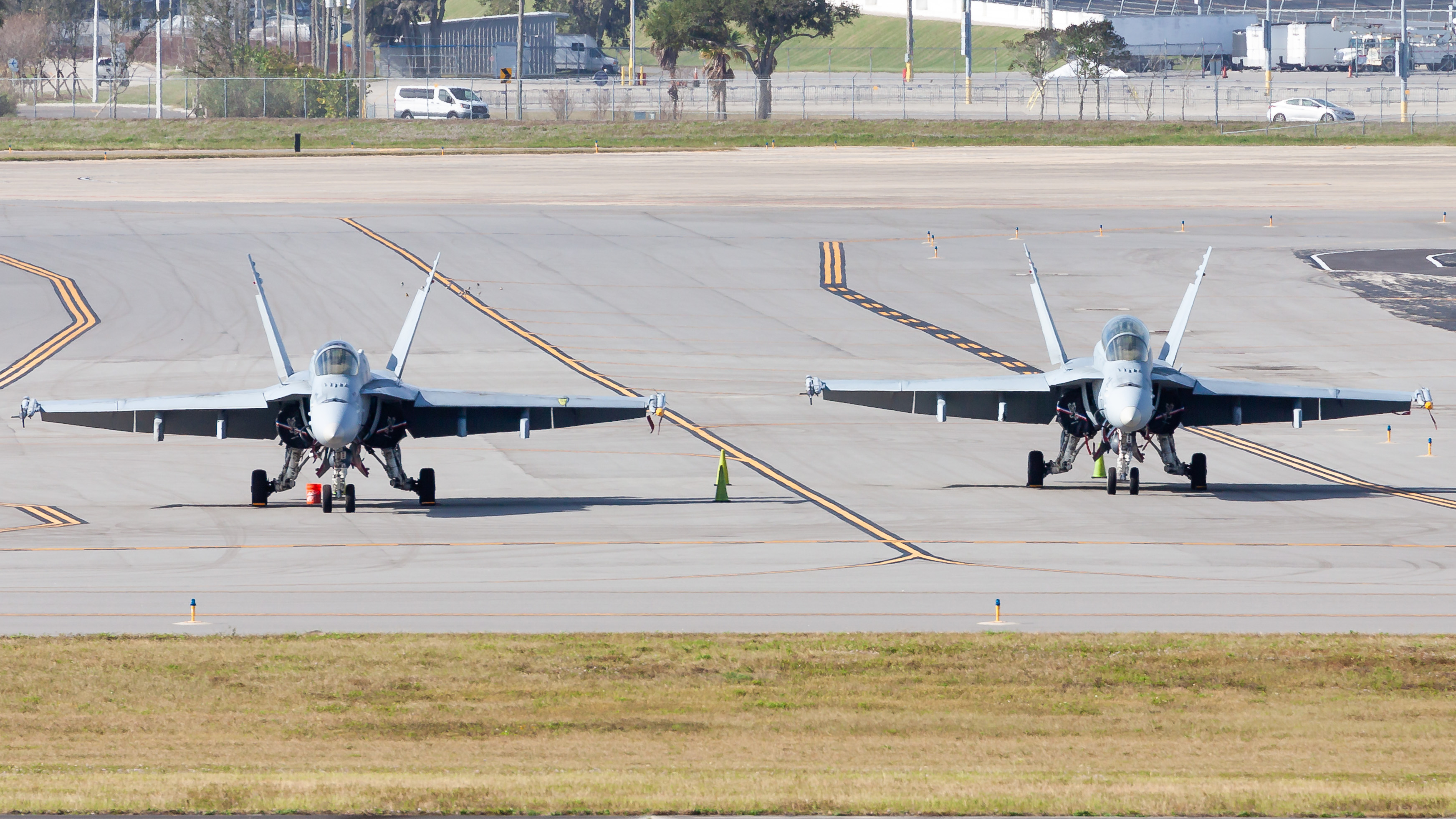 Full size: US Marines McDonnel Douglas F/A-18 Hornet 165177 at Daytona Beach International Airport