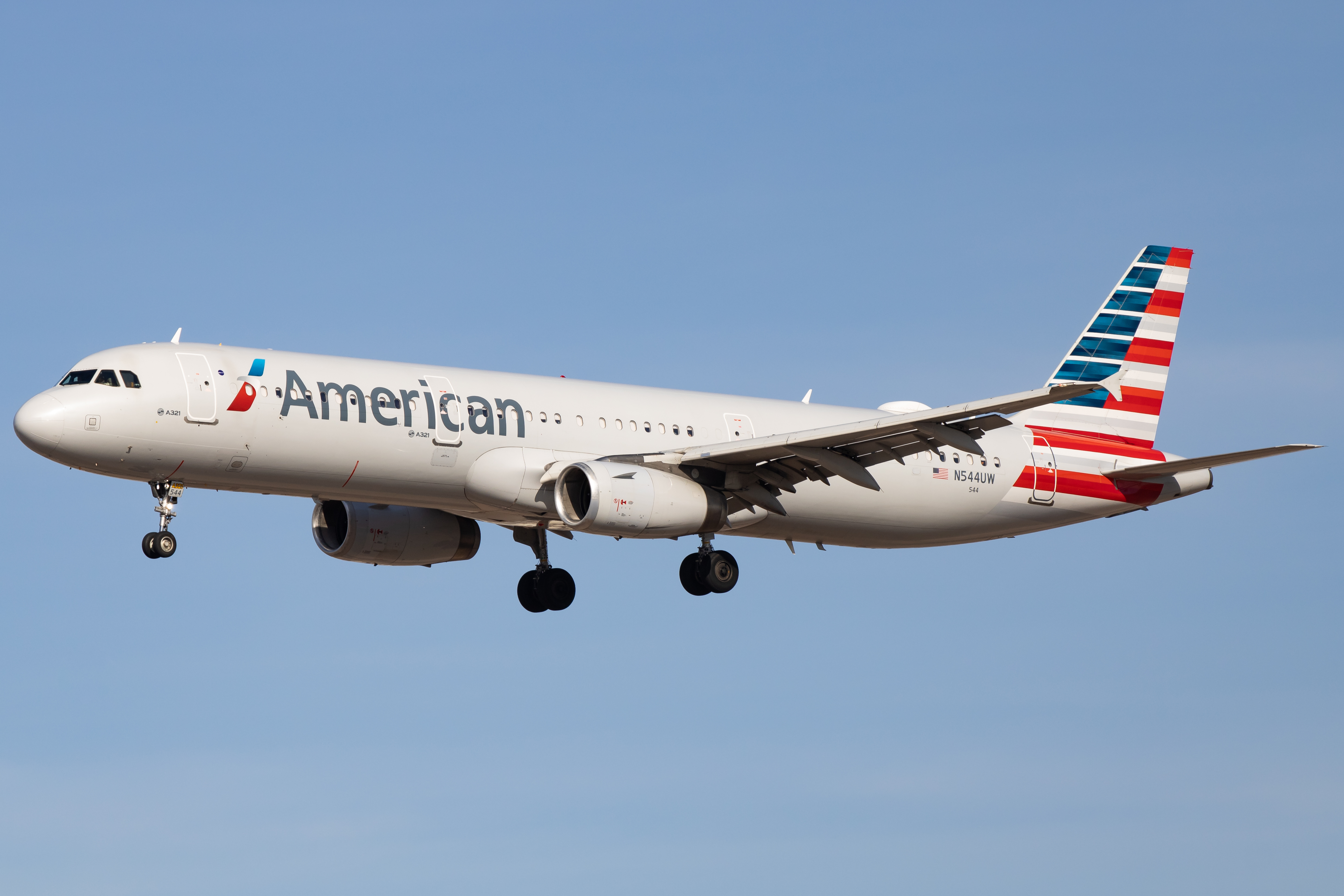 Full size: American Airlines Airbus A321-200 N544UW at Phoenix Sky Harbor International Airport