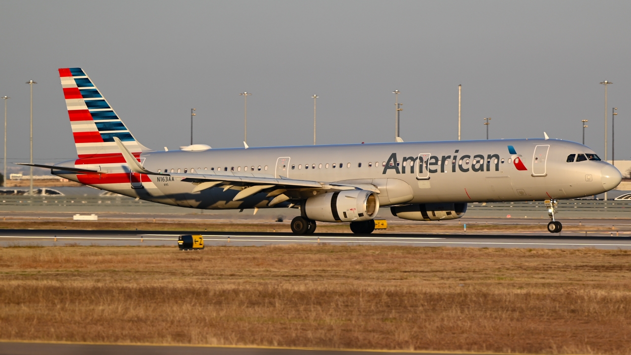 Full size: American Airlines Airbus A321-200 N613AA at Dallas-Fort Worth International Airport