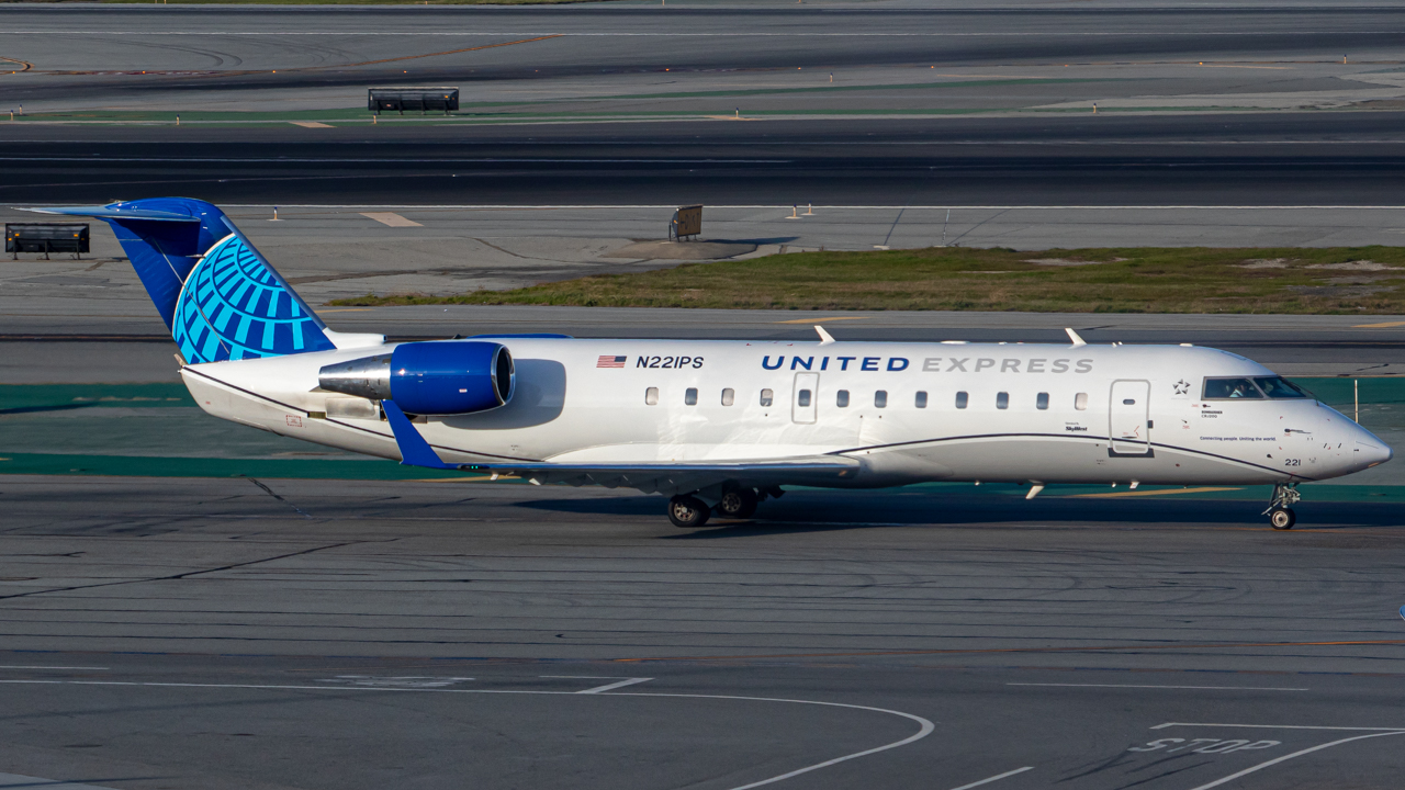 Full size: United Express Mitsubishi CRJ-200 N221PS at San Francisco International Airport