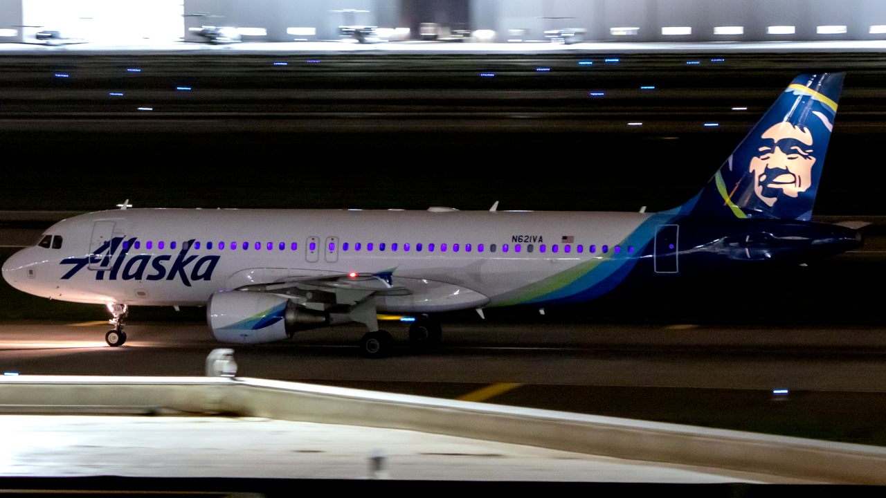 Full size: Alaska Airlines Airbus A320 N621VA at Norman Y Mineta San Jose International Airport