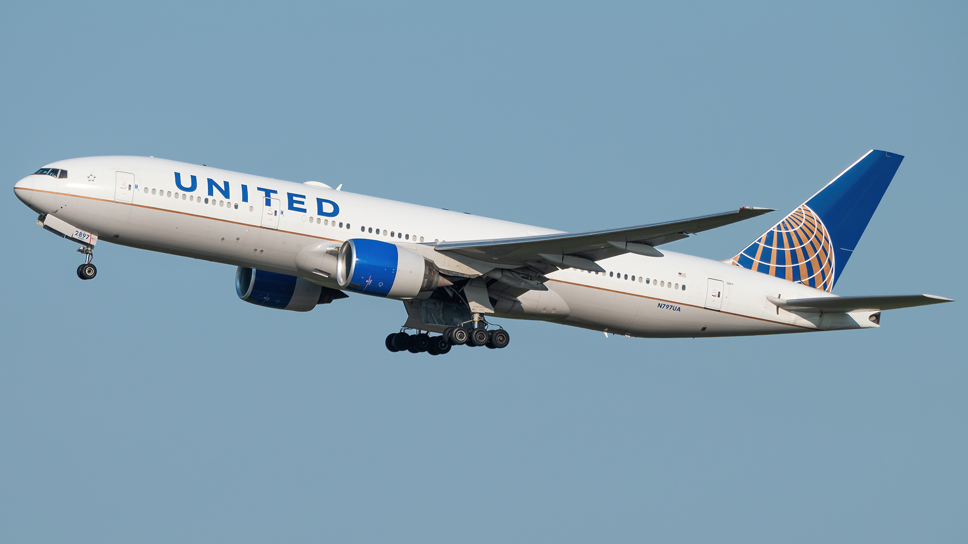 Full size: United Airlines Boeing 777-200ER N797UA at Washington Dulles International Airport