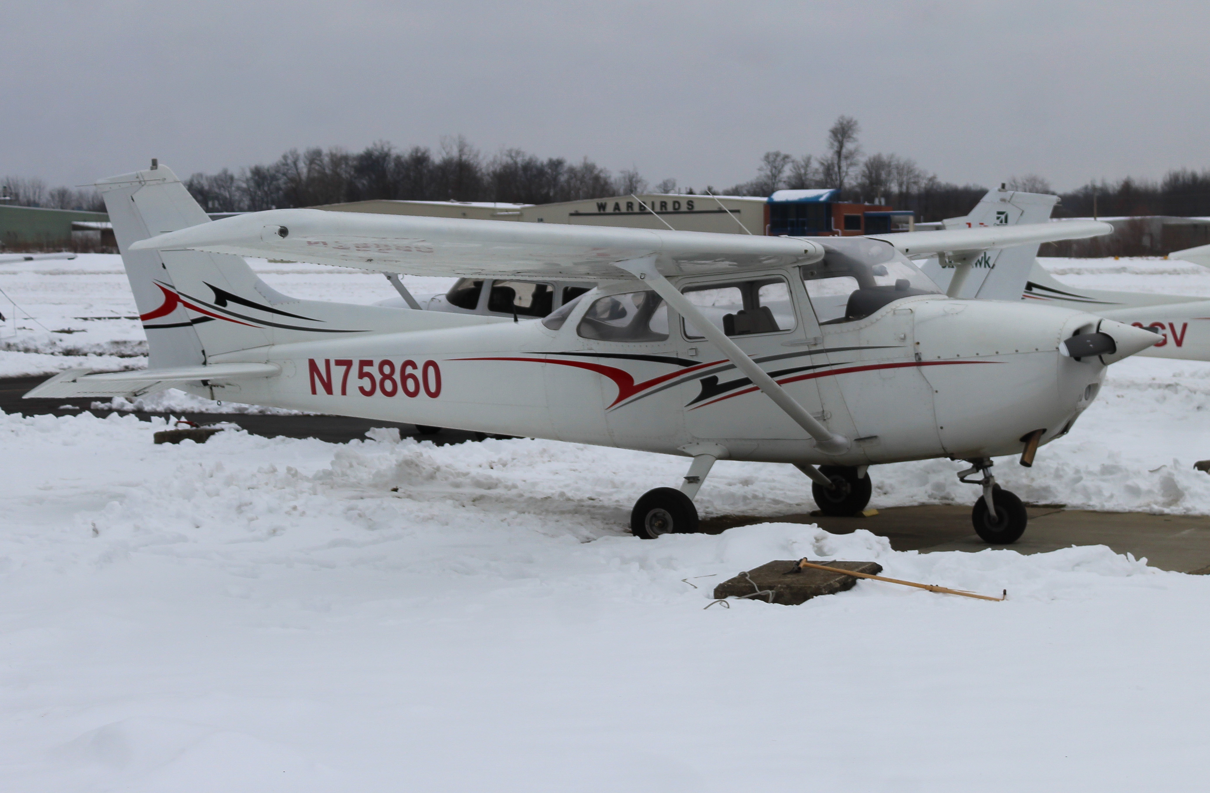 Full size: PRIVATE Cessna 172 N75860 at Clermont County Airport