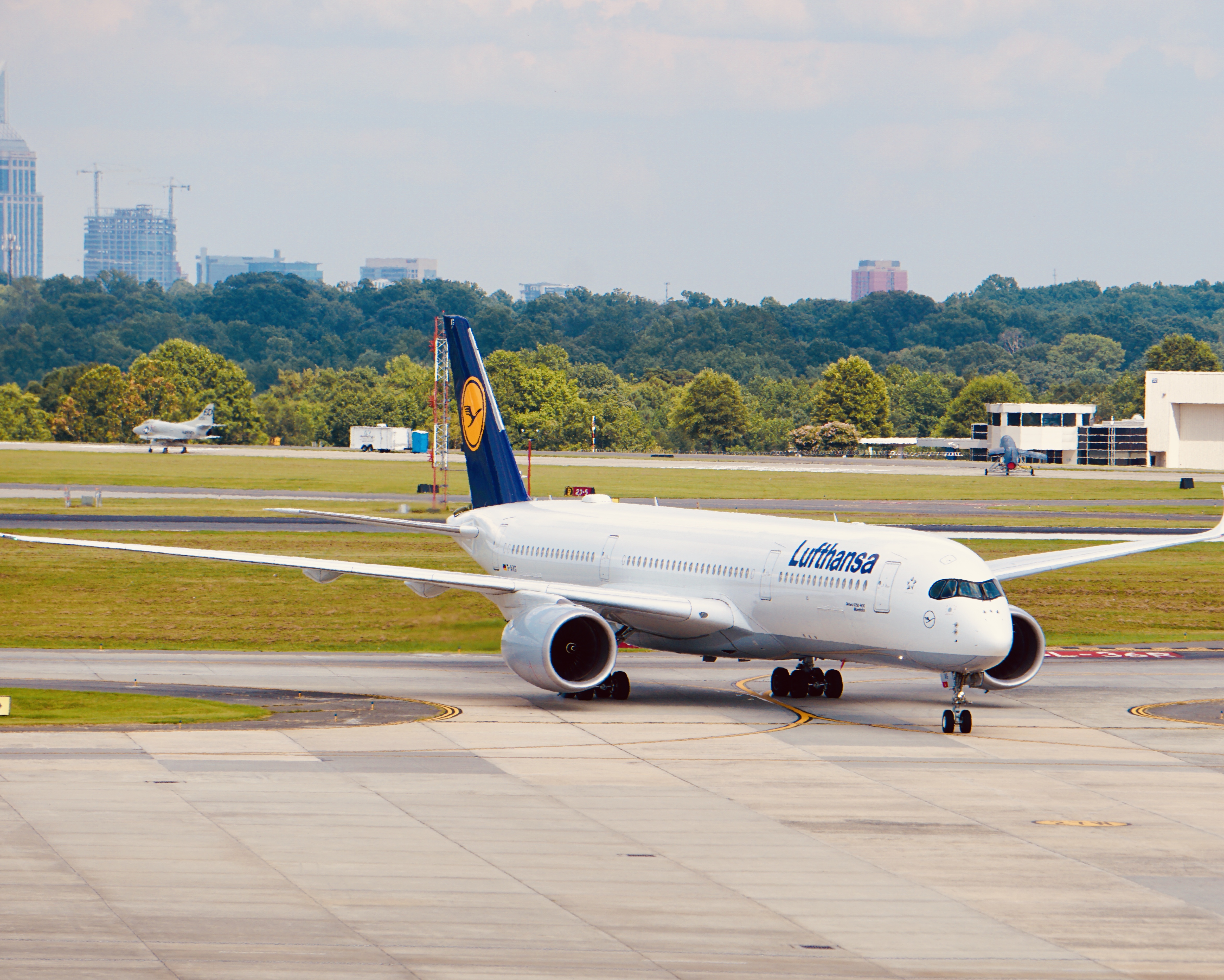 Full size: Lufthansa  Airbus A350-900 D-AIXG at Charlotte/Douglas International Airport