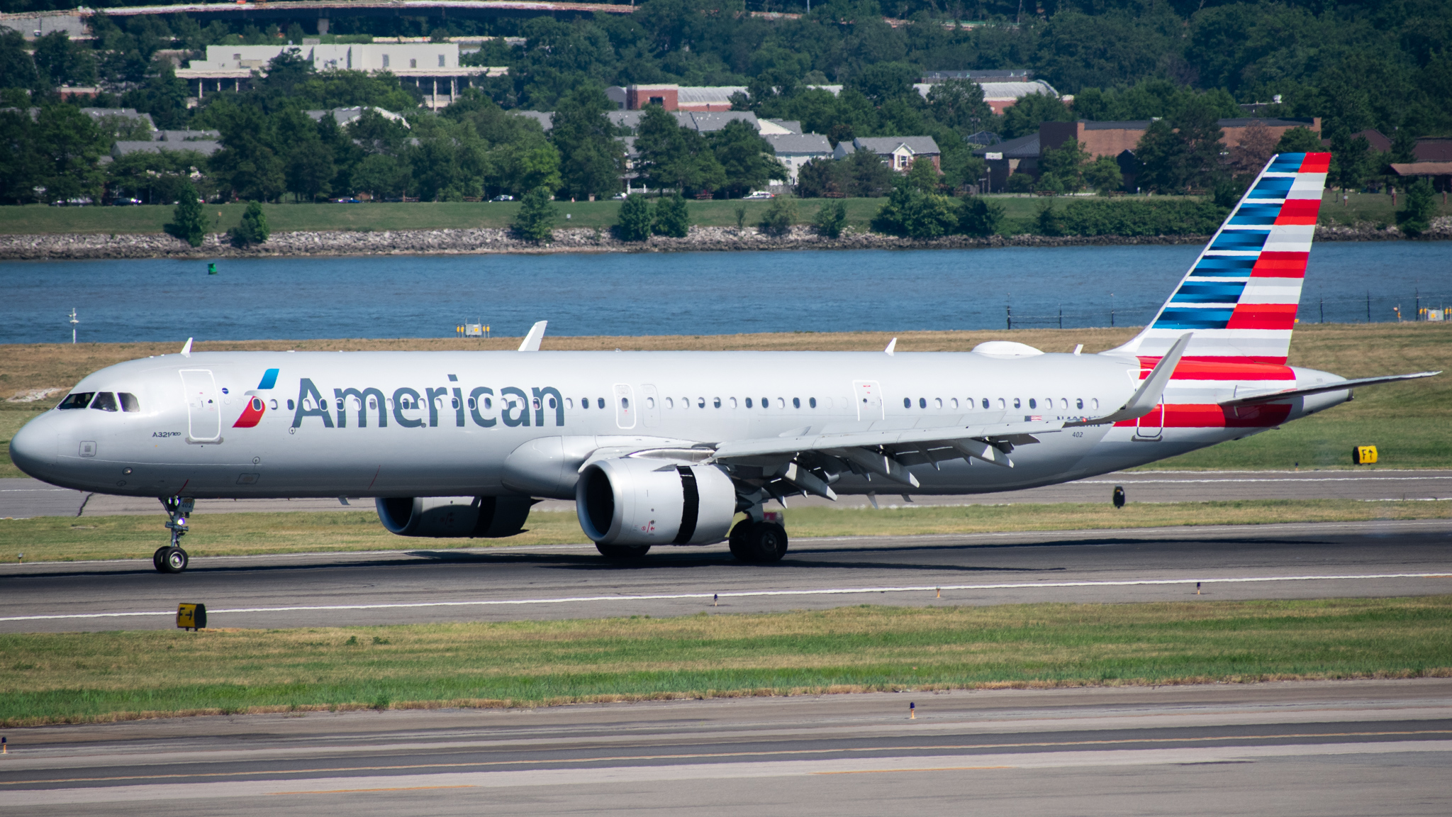 Full size: American Airlines Airbus A321NEO N402AN at Ronald Reagan National Airport