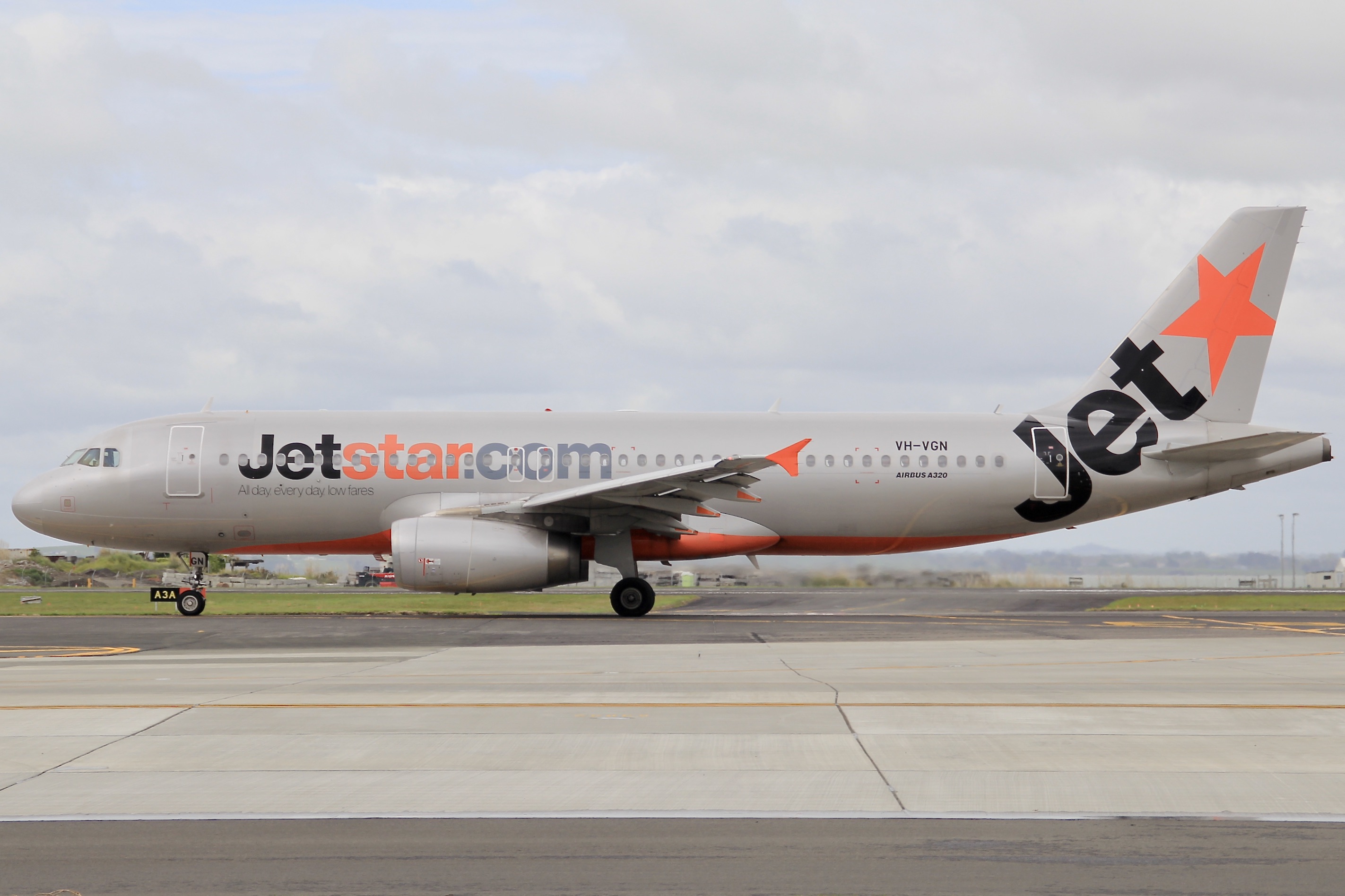 Full size: JetStar Airways Airbus A320 VH-VGN at Auckland International Airport