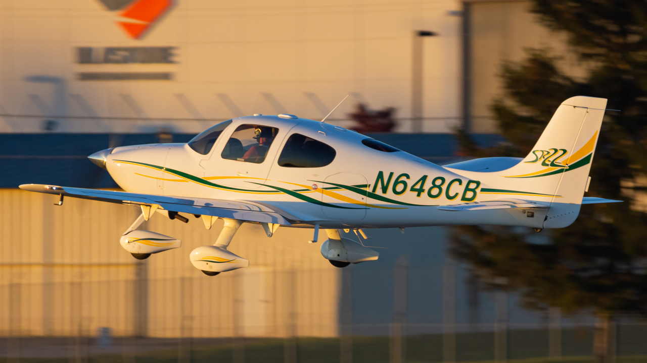 Full size: PRIVATE Cirrus SR-22 N648CB at John Glenn Columbus International Airport