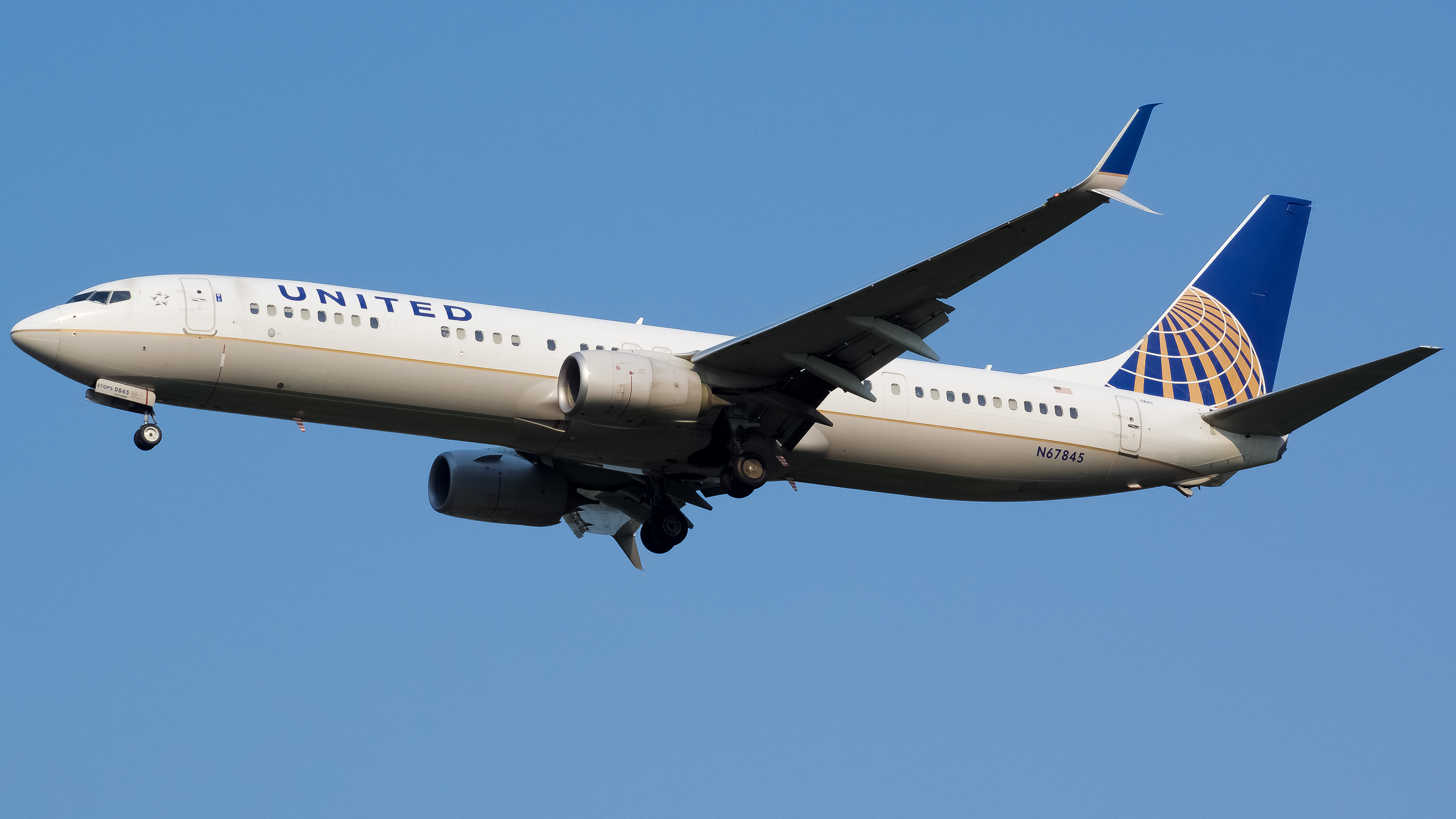 Full size: United Airlines Boeing 737-900ER N67845 at Washington Dulles International Airport